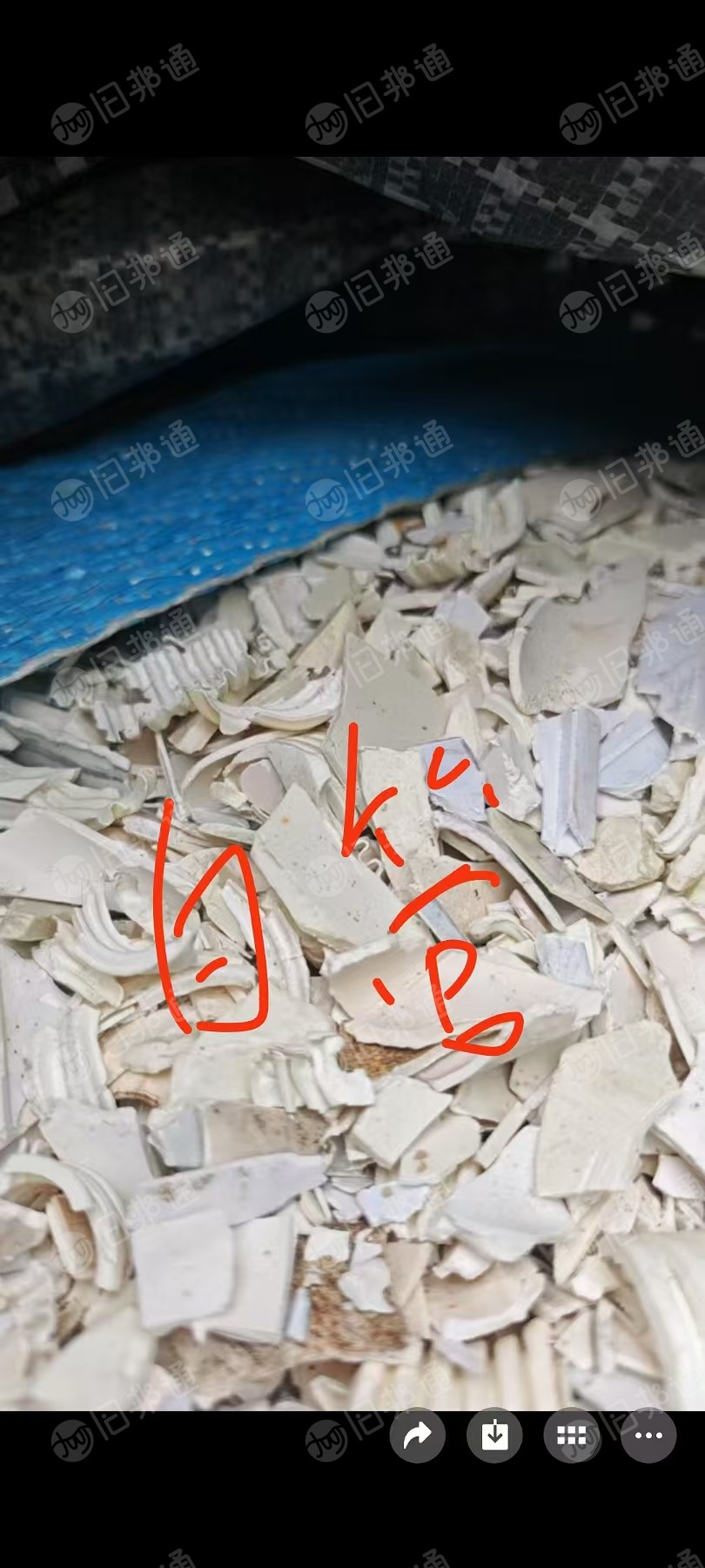 出售PVC破碎料，有白板，管材，瓦片，红蓝管，都是分开的，现货有四五十吨左右