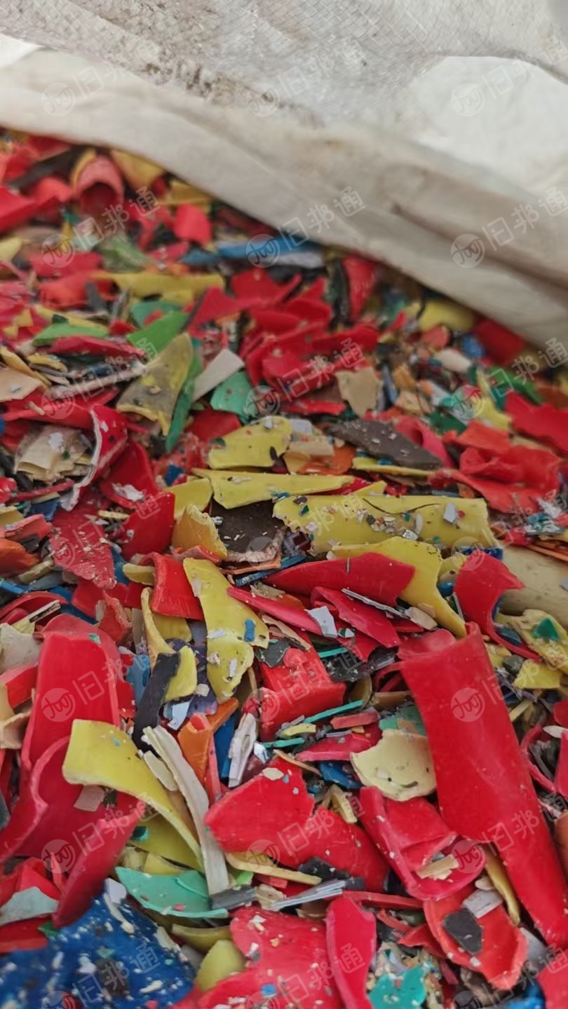 出售PVC破碎料，有白板，管材，瓦片，红蓝管，都是分开的，现货有四五十吨左右