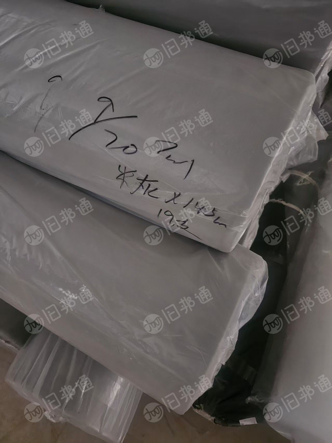 出售涤纶无纺布，库存无纺布卷材，克重75，有香草色，米灰色，深灰三个颜色，现货7吨