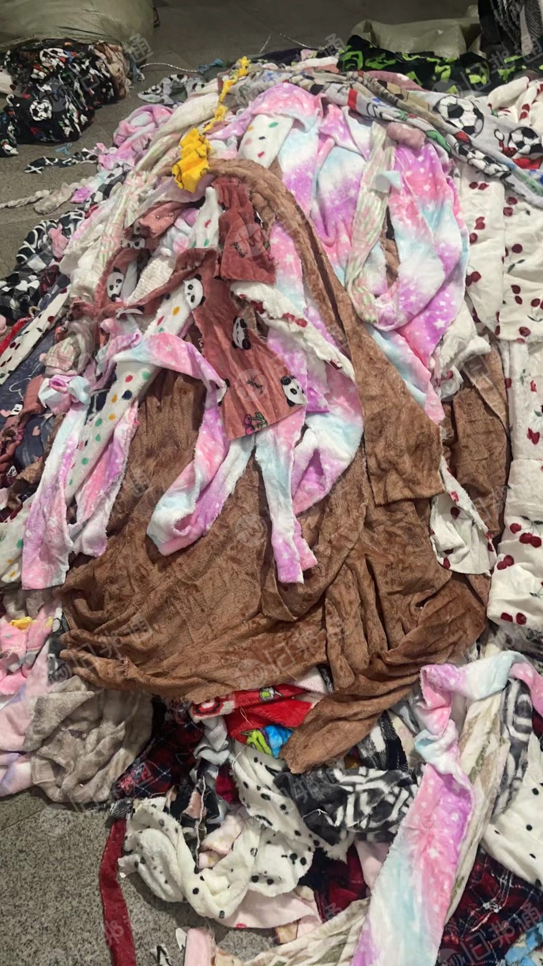 长期出售家纺厂边角料，家纺厂裁床料，毛毯边料，窗帘边料等各种化纤材质，杂货，没有分开