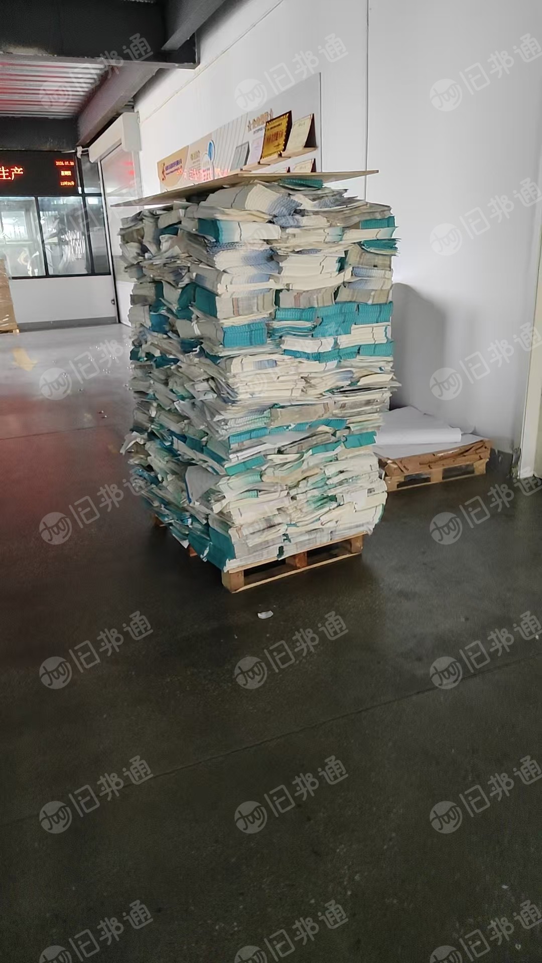印刷厂处理废书页纸，书纸边