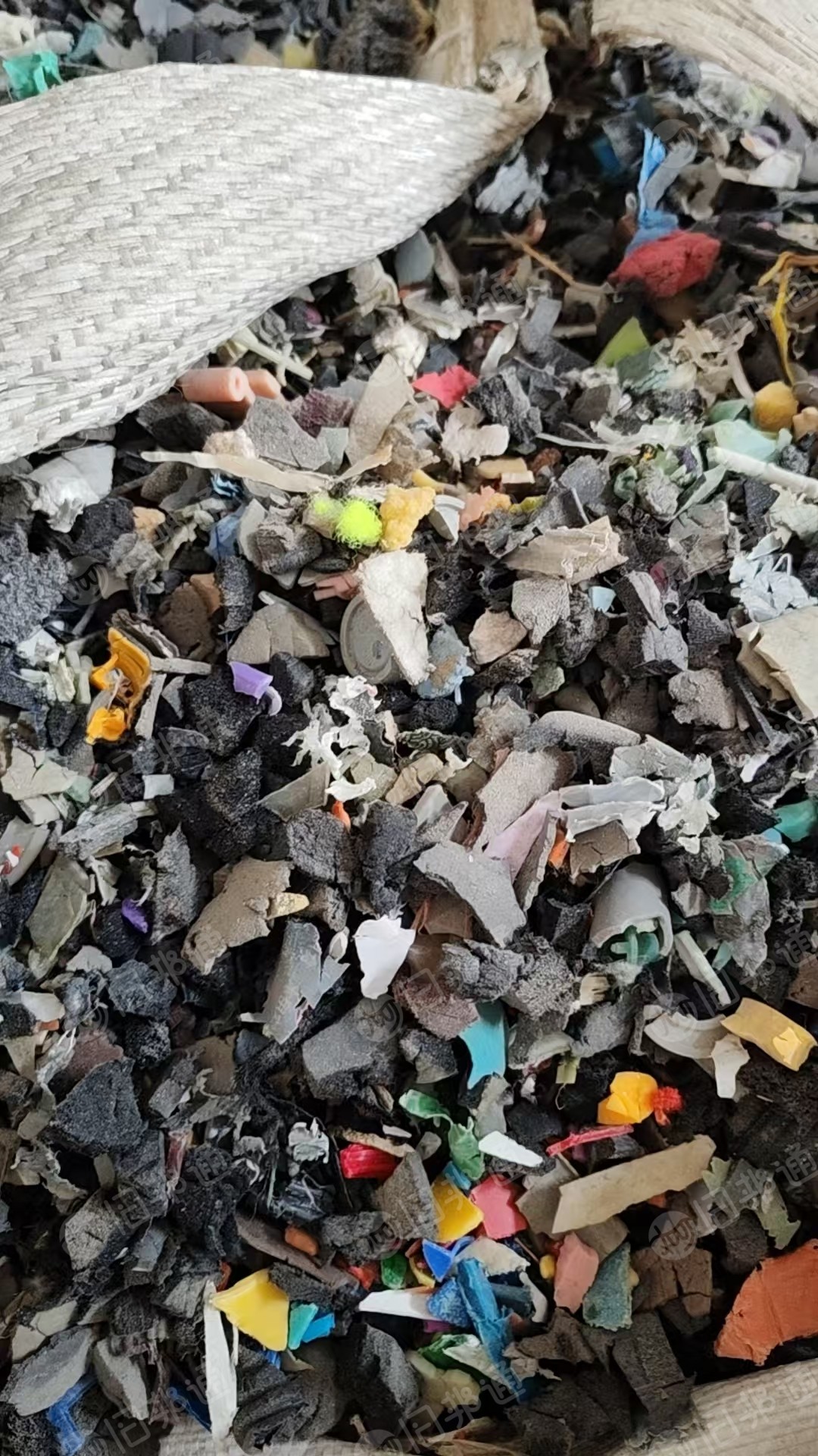 出售日杂料破碎分选的杂硅胶，都是浮水料，硅胶占三分之二