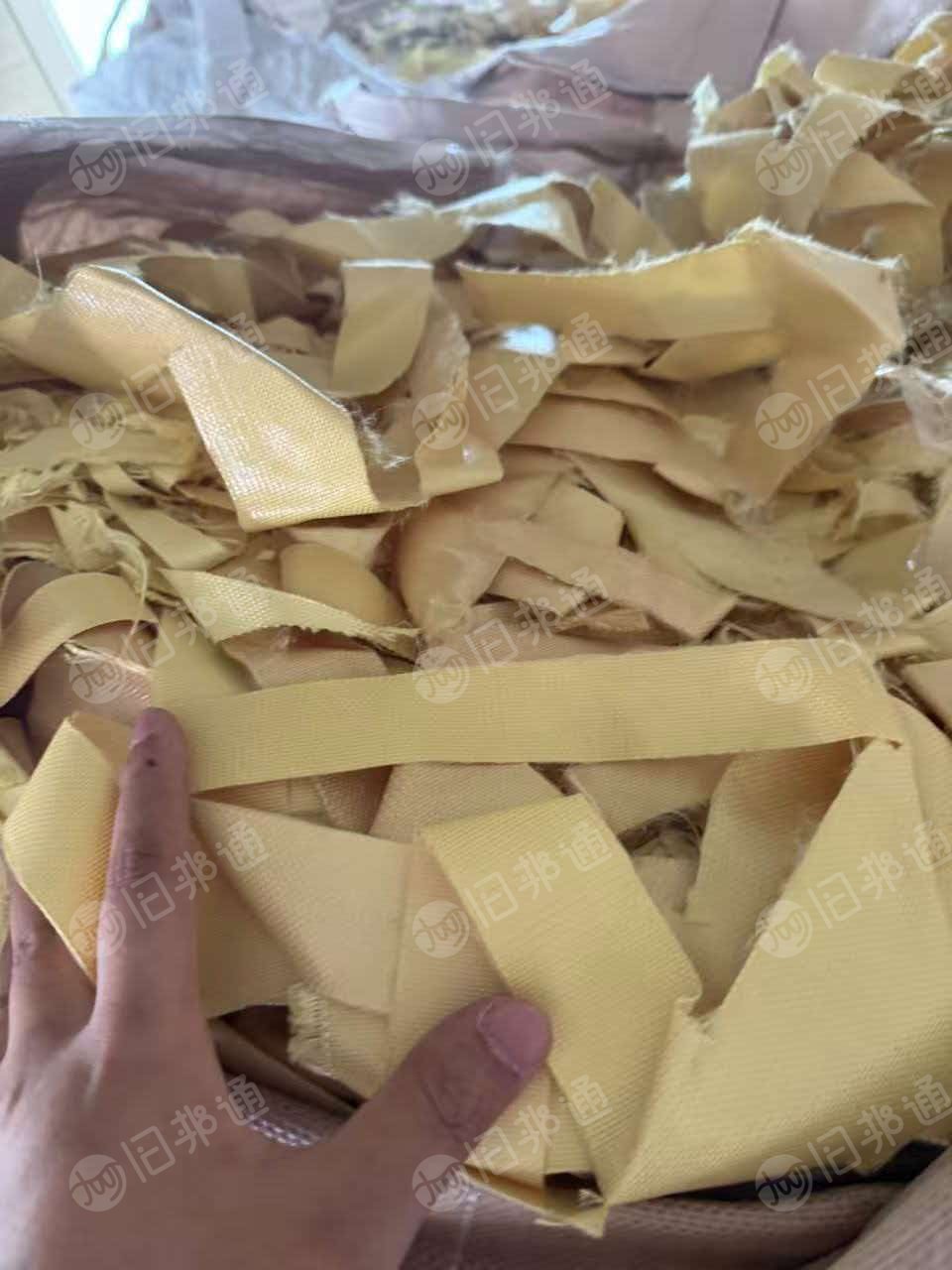 出售带胶芳纶边角料，也有开松好的芳纶开松棉，也是带胶，两个一起卖，现货有17吨，货在广东中山