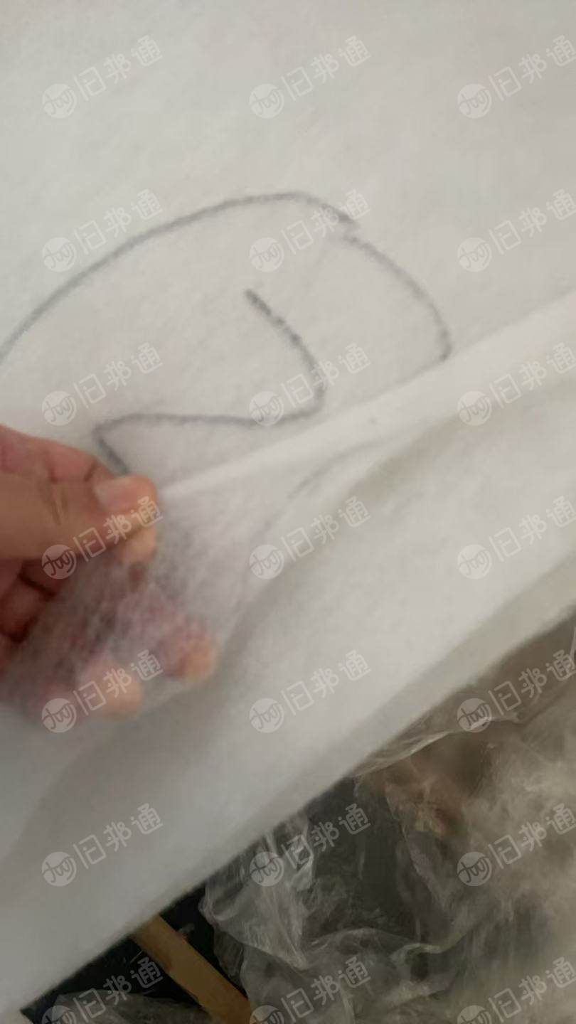 长期出售涤纶材质的喷胶棉边角料，涤纶针刺棉边角料，空气滤材边角料，现货有二三十吨，货在山东青岛