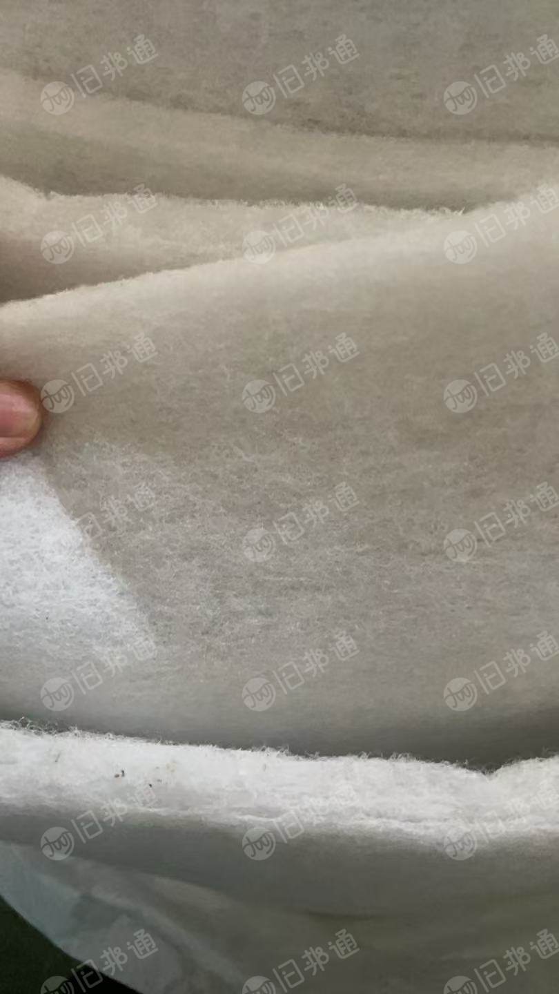 长期出售涤纶材质的喷胶棉边角料，涤纶针刺棉边角料，空气滤材边角料，现货有二三十吨，货在山东青岛