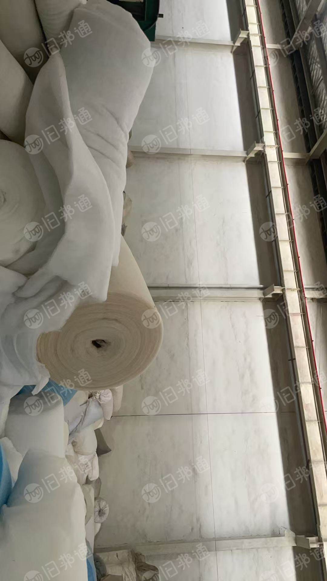 长期出售涤纶材质的喷胶棉边角料，涤纶针刺棉边角料，空气滤材边角料，现货有二三十吨，货在山东青岛