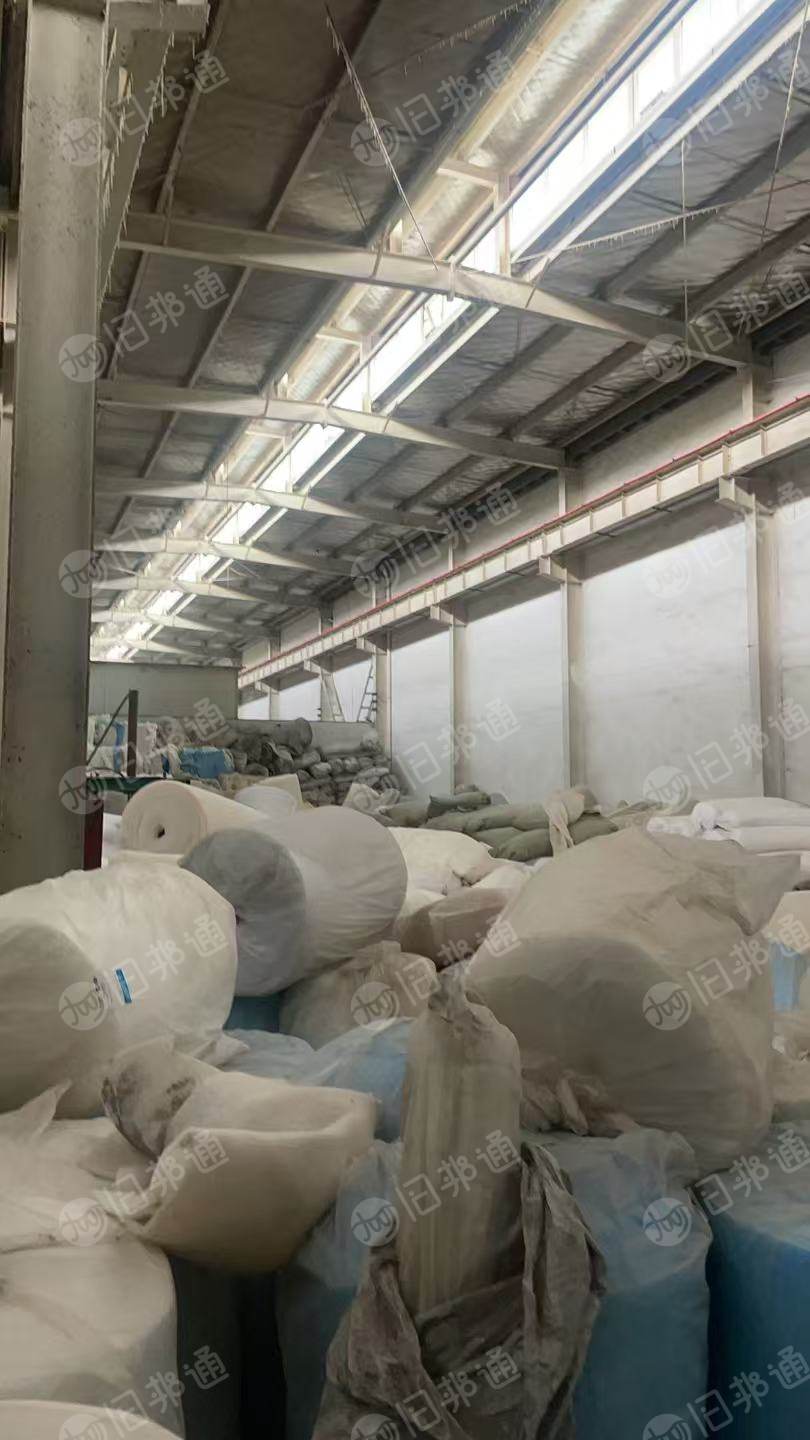 长期出售涤纶材质的喷胶棉边角料，涤纶针刺棉边角料，空气滤材边角料，现货有二三十吨，货在山东青岛