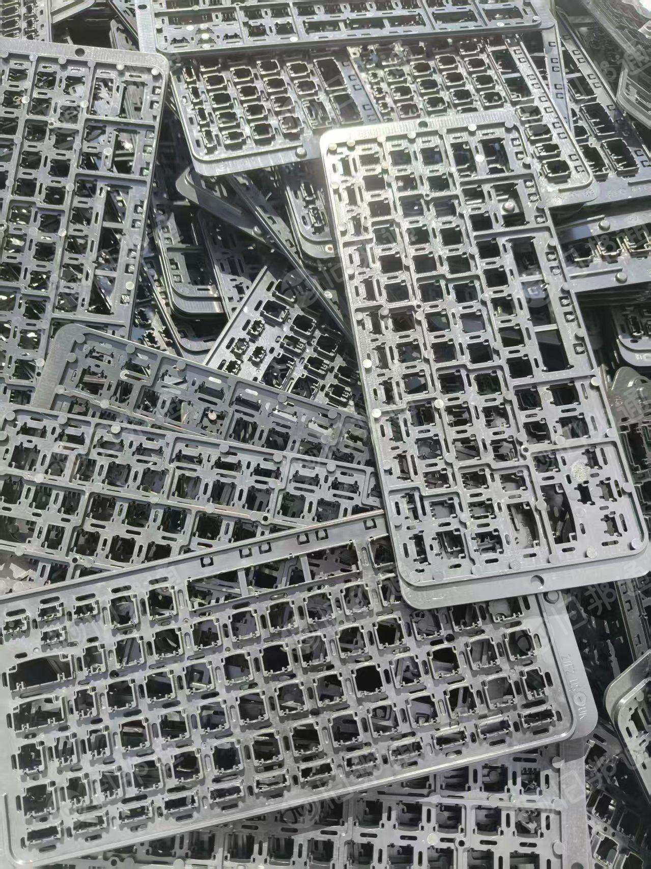 出售abs/pc键盘合金毛料，现货20多个吨包