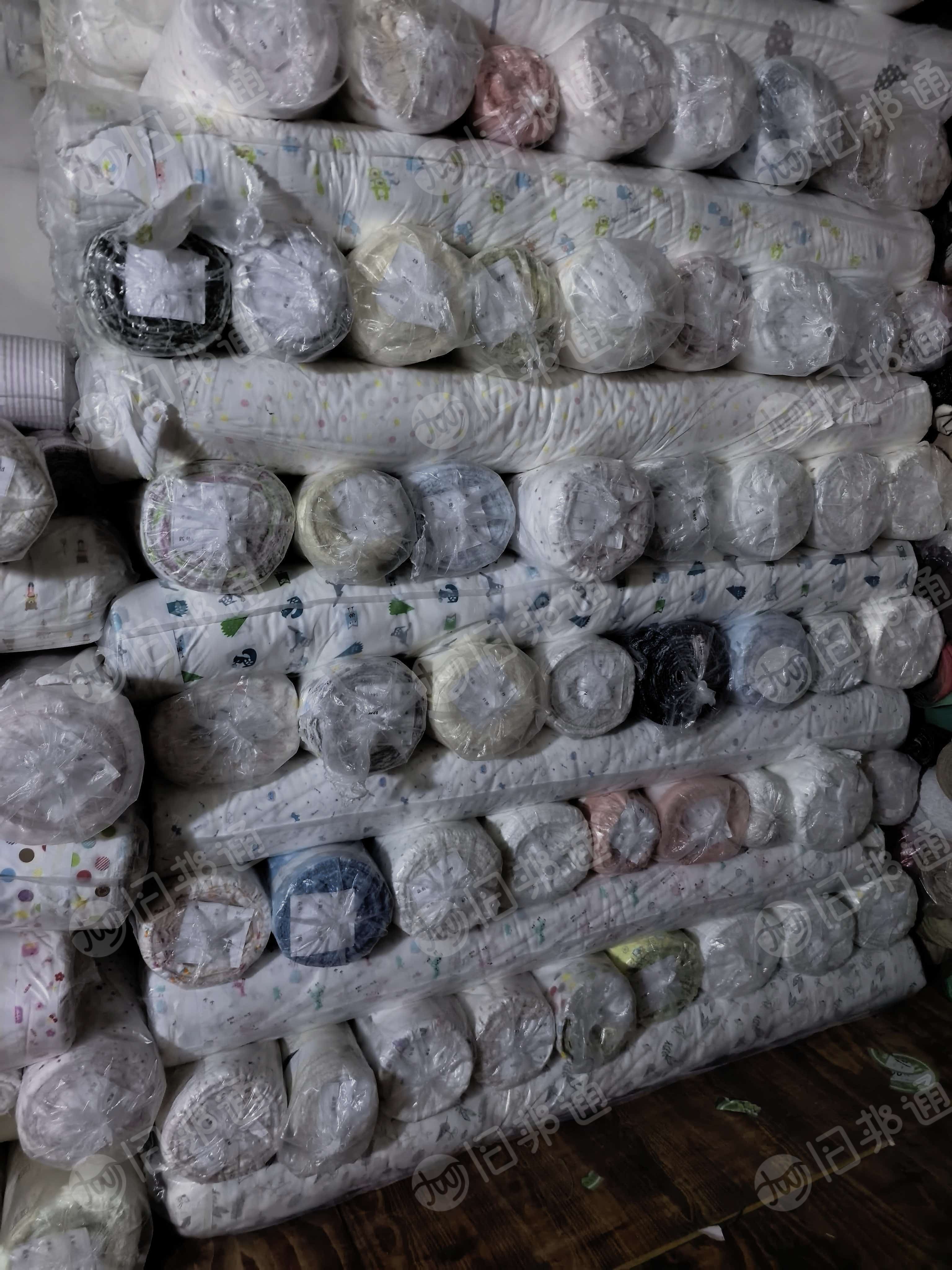 长期出售服装库存布，有涤棉库存布，棉布，涤纶库存布，货在浙江杭州