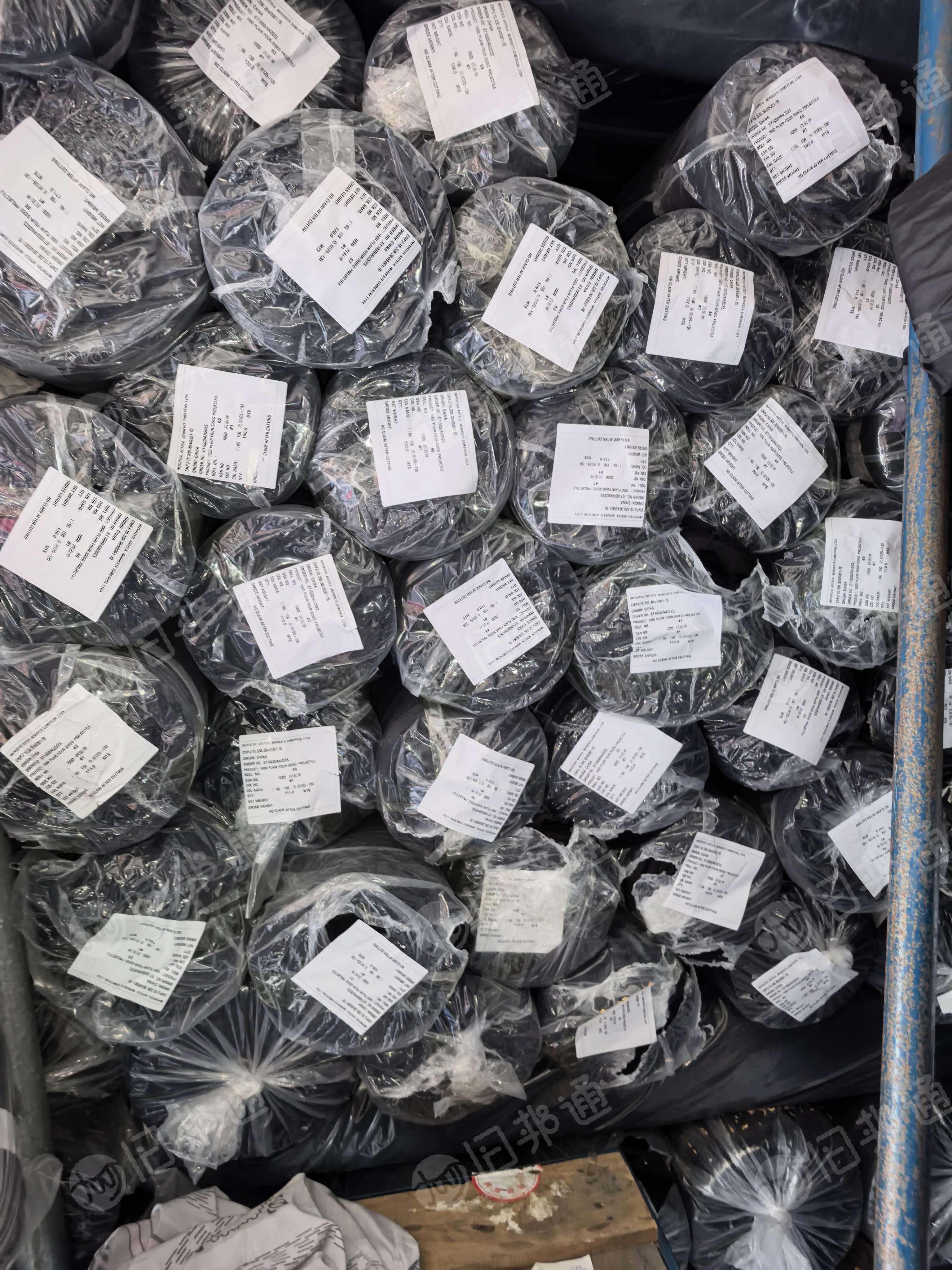 长期出售服装库存布，有涤棉库存布，棉布，涤纶库存布，货在浙江杭州