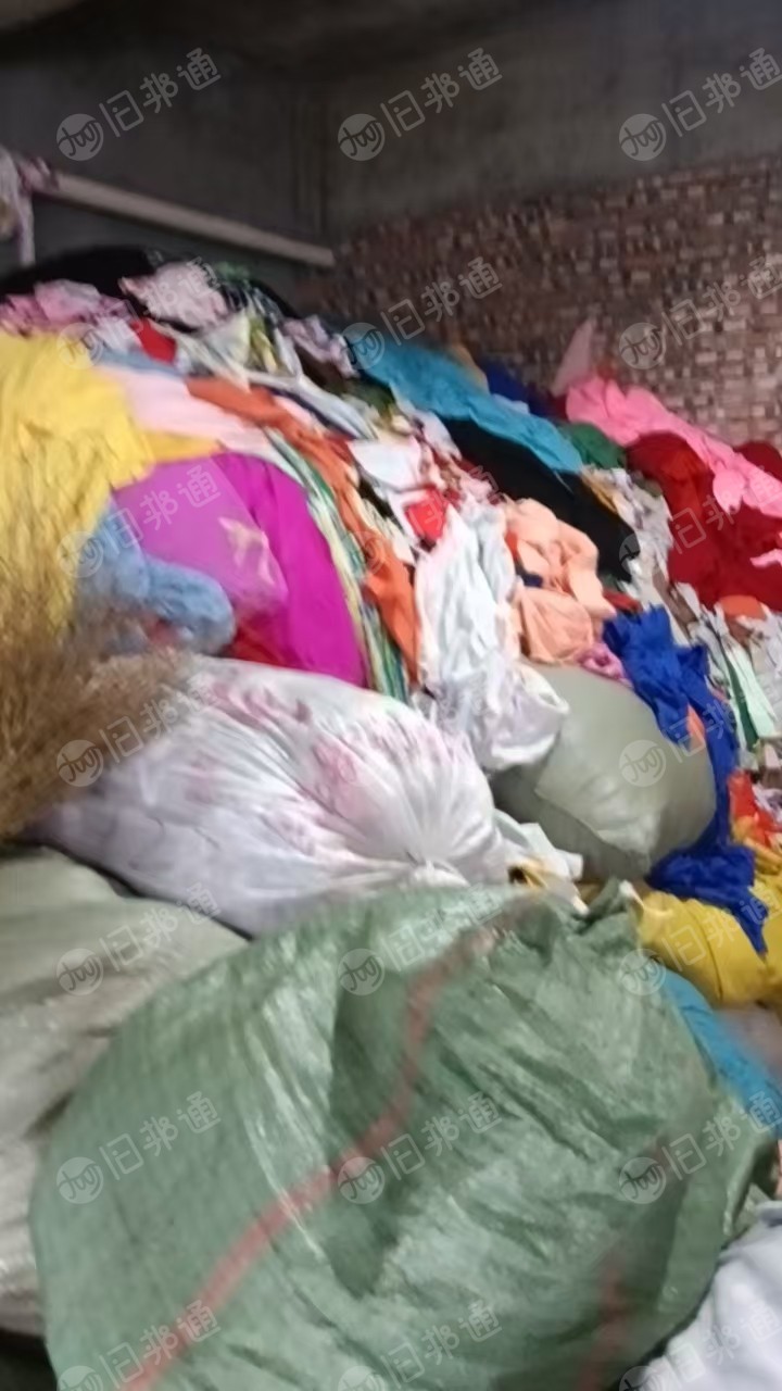 长期出售制衣厂下来的废布统货，涤纶废布，氨纶废布，锦纶废布都有，现货十吨左右