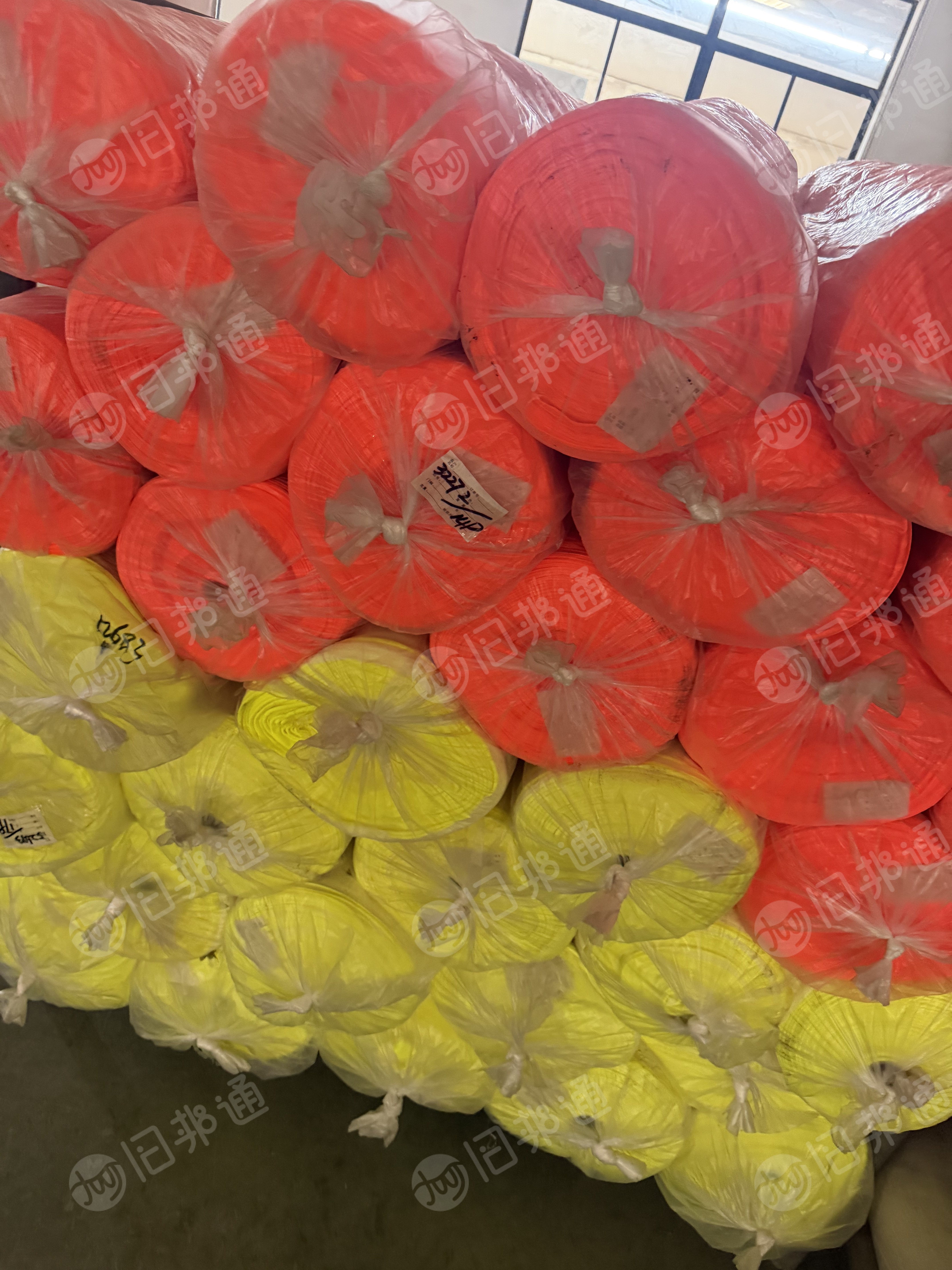 出售一批染厂下来的处理布，鸟眼布，绒布，大块布，门幅克重不等，统货出，现货40吨，在浙江嘉兴