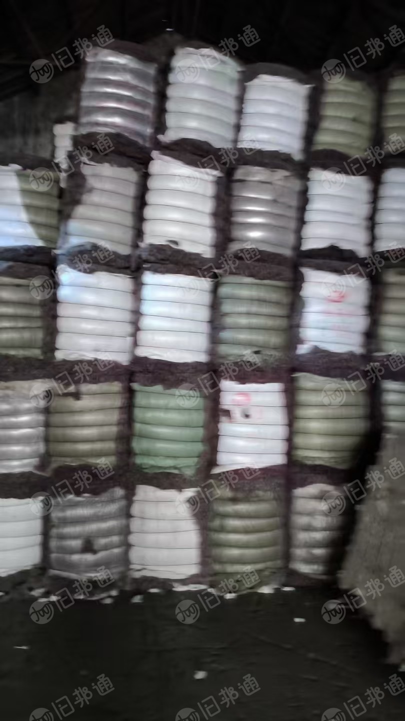 出售纺织厂下来黑色涤纶扫地花开好的黑色化纤棉，涤纶开花棉，开松棉，可以做无纺布用，现货有50吨