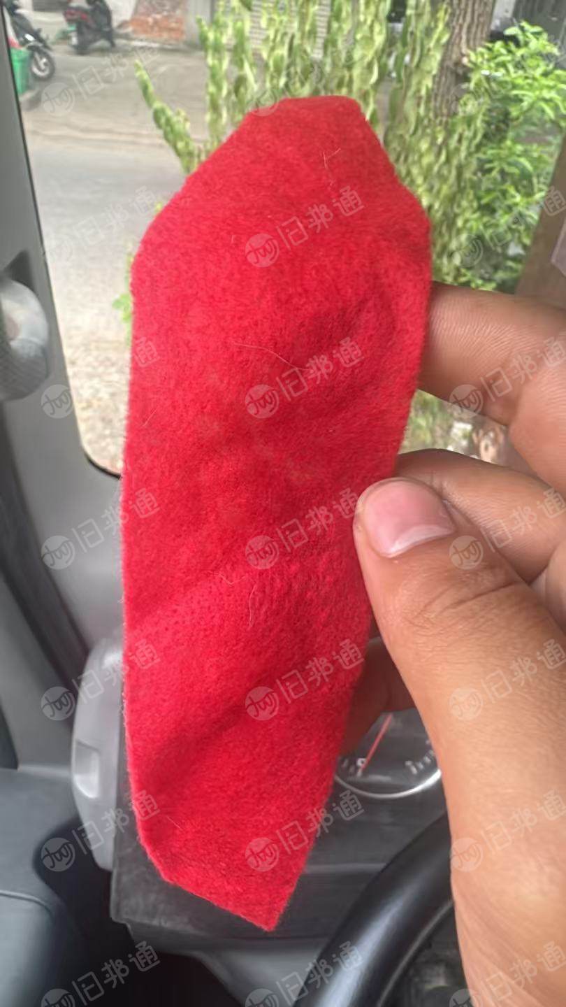 长期出售做圣诞帽下来的复合布边角料，一面涤纶一面丙烯，都是红色的，月供十五吨左右