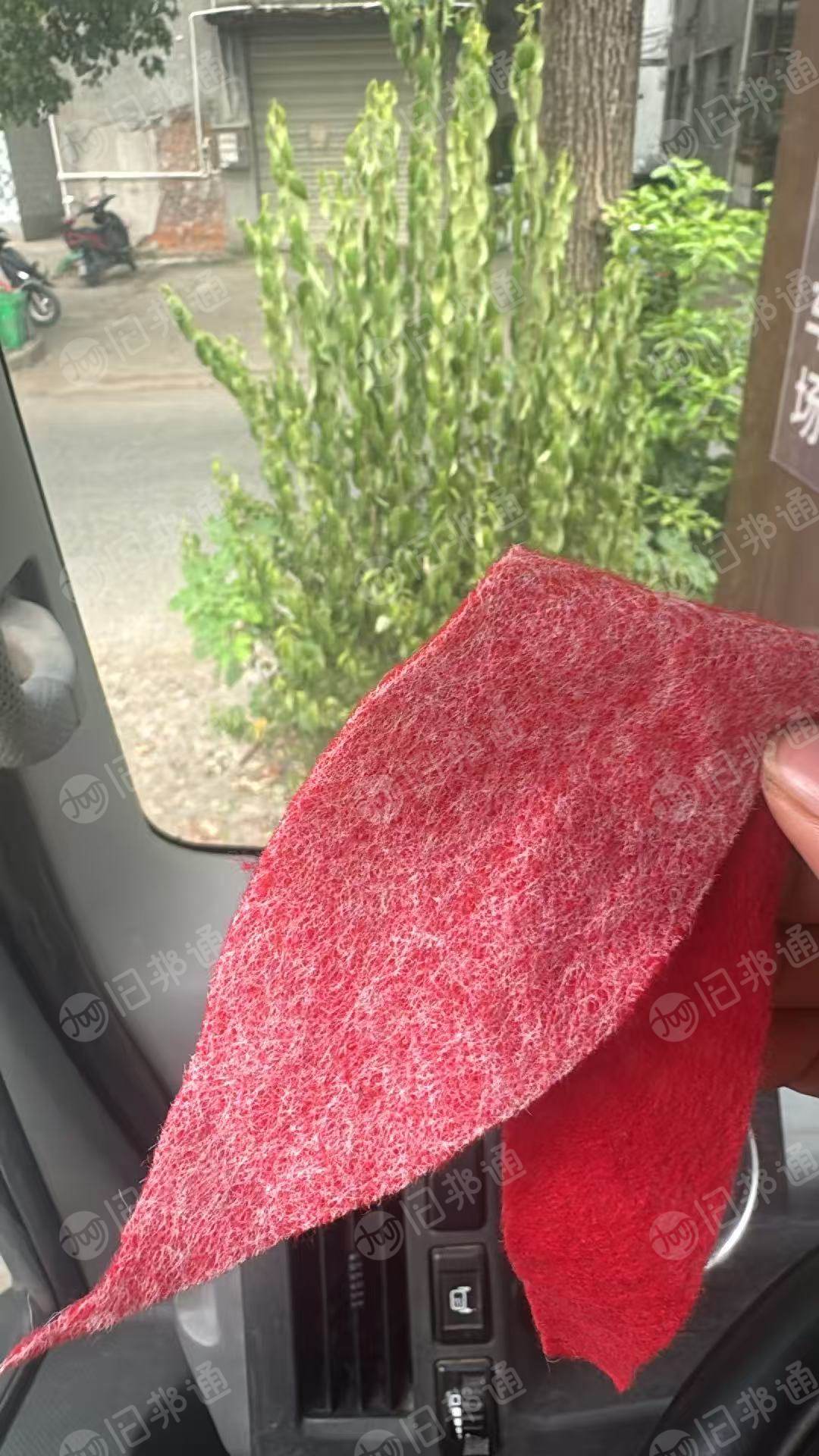 长期出售做圣诞帽下来的复合布边角料，一面涤纶一面丙烯，都是红色的，月供十五吨左右