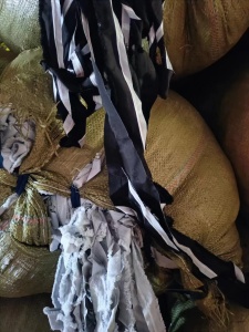 长期出售复合厂下来的氨纶废布，氨纶边角料，中间有带层膜，适合做泡料用，现货十五吨，在江苏苏州
