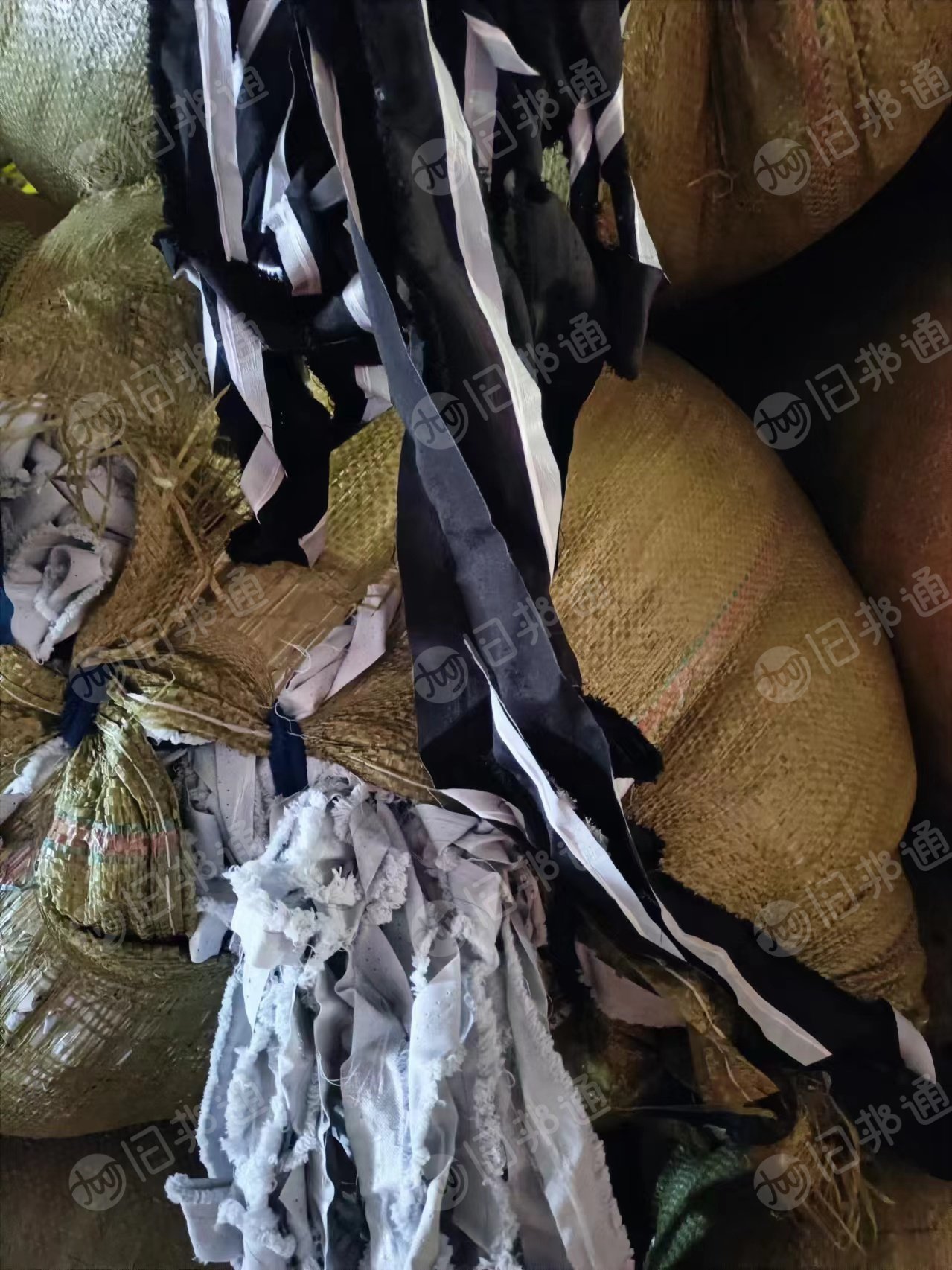 长期出售复合厂下来的氨纶废布，氨纶边角料，中间有带层膜，适合做泡料用，现货十五吨，在江苏苏州
