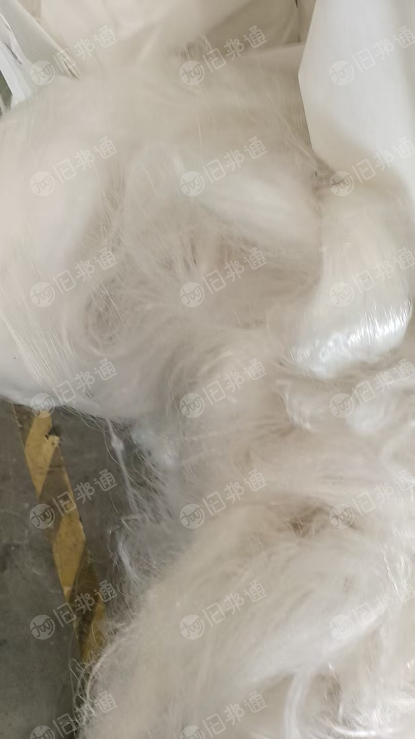 长期出售有PET瓶片做的白色涤纶废丝，白色涤纶无纺布，混合打包，现货有二三十吨，货在江西赣州