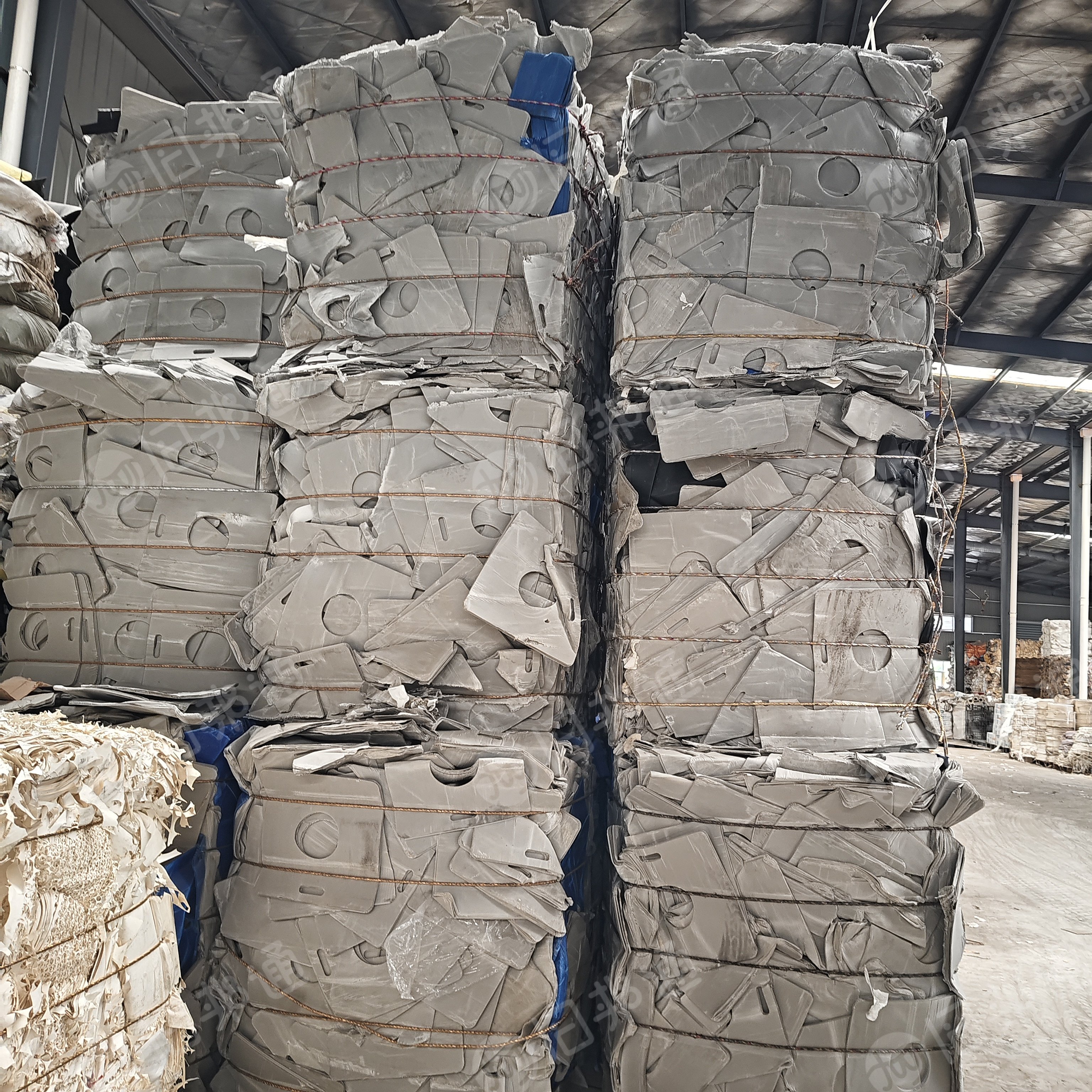出售pp空心板毛料，灰色的，飘沉一起，现货8吨左右