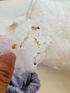长期出售挡风被拆出来的喷胶棉下脚料，喷胶棉边角料，月供五十吨左右，货在河南周口