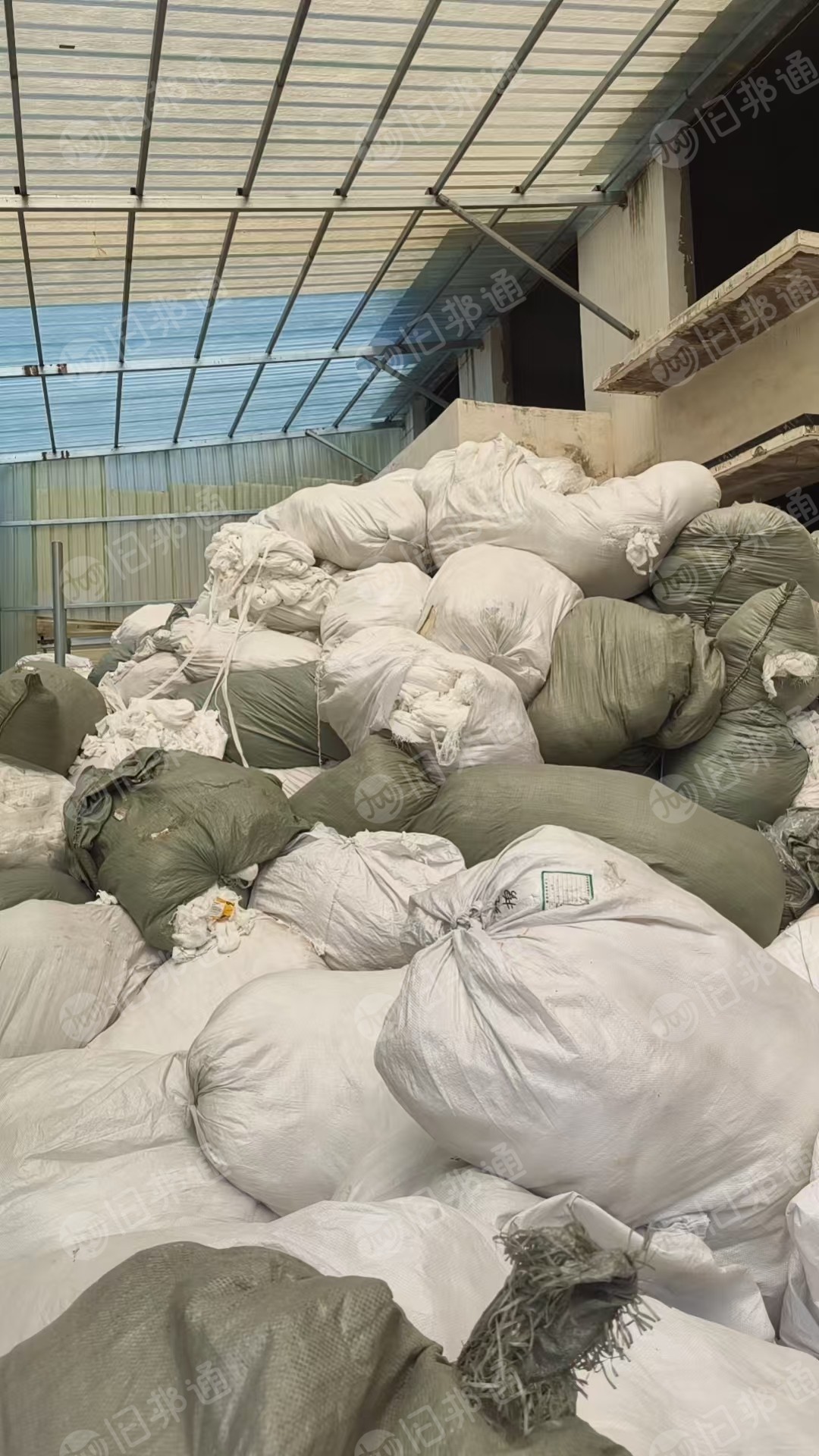 长期出售纯棉纱布边角料，涤棉纱布，开花料，漂白废布，统货出，现货有40吨左右，货在河南新乡