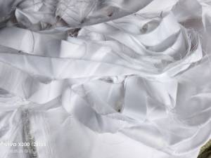 长期出售白色涤棉废布，涤棉涤纶统货出，可以开花用，现货100吨左右