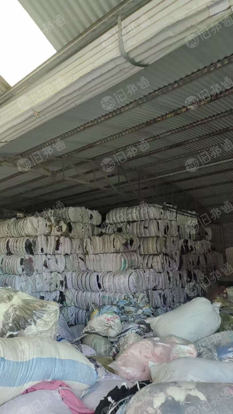 长期出售做袜子下来的袜子下脚料，袜子边角料，袜圈，袜纱都有，月供200吨，货在河南商丘