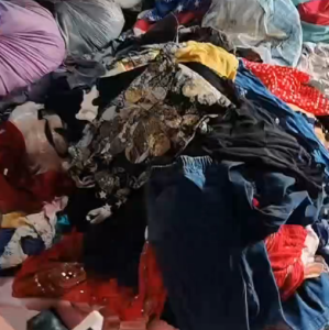 长期出售旧衣服黑料，下脚料，燃烧料，月供10吨，货在湖南怀化