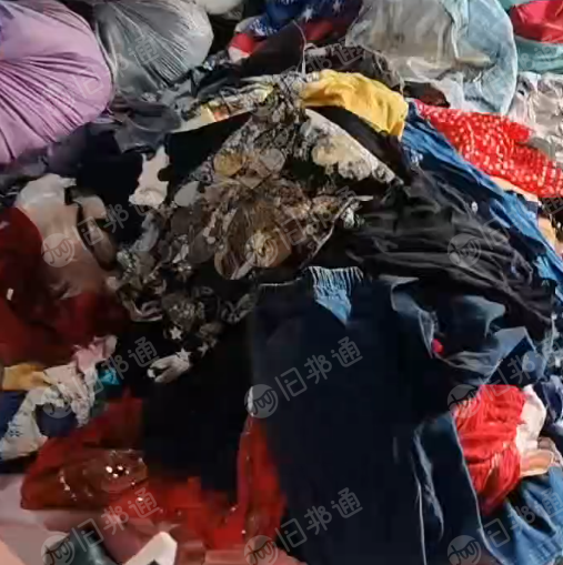 长期出售旧衣服黑料，下脚料，燃烧料，月供10吨，货在湖南怀化