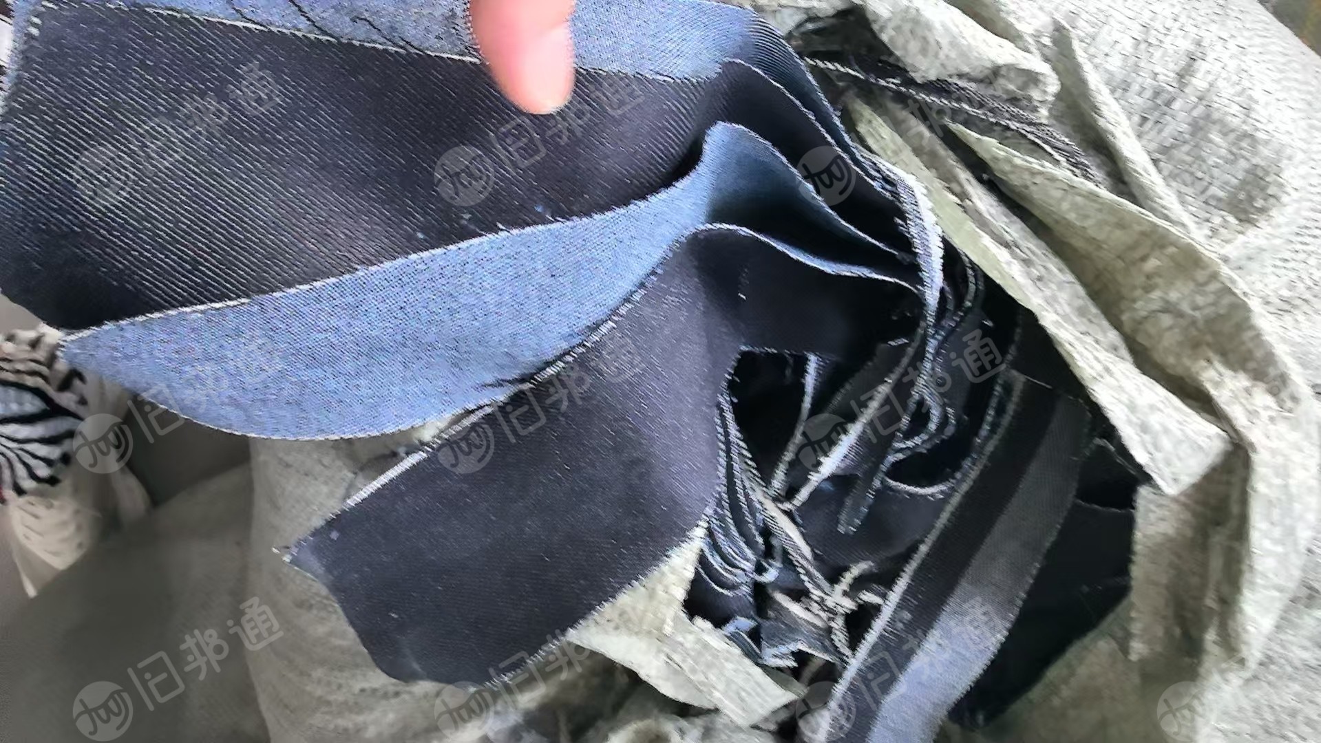 出售涤棉牛仔废布，牛仔碎布，含棉70%，现货有10吨左右，货在湖南常宁
