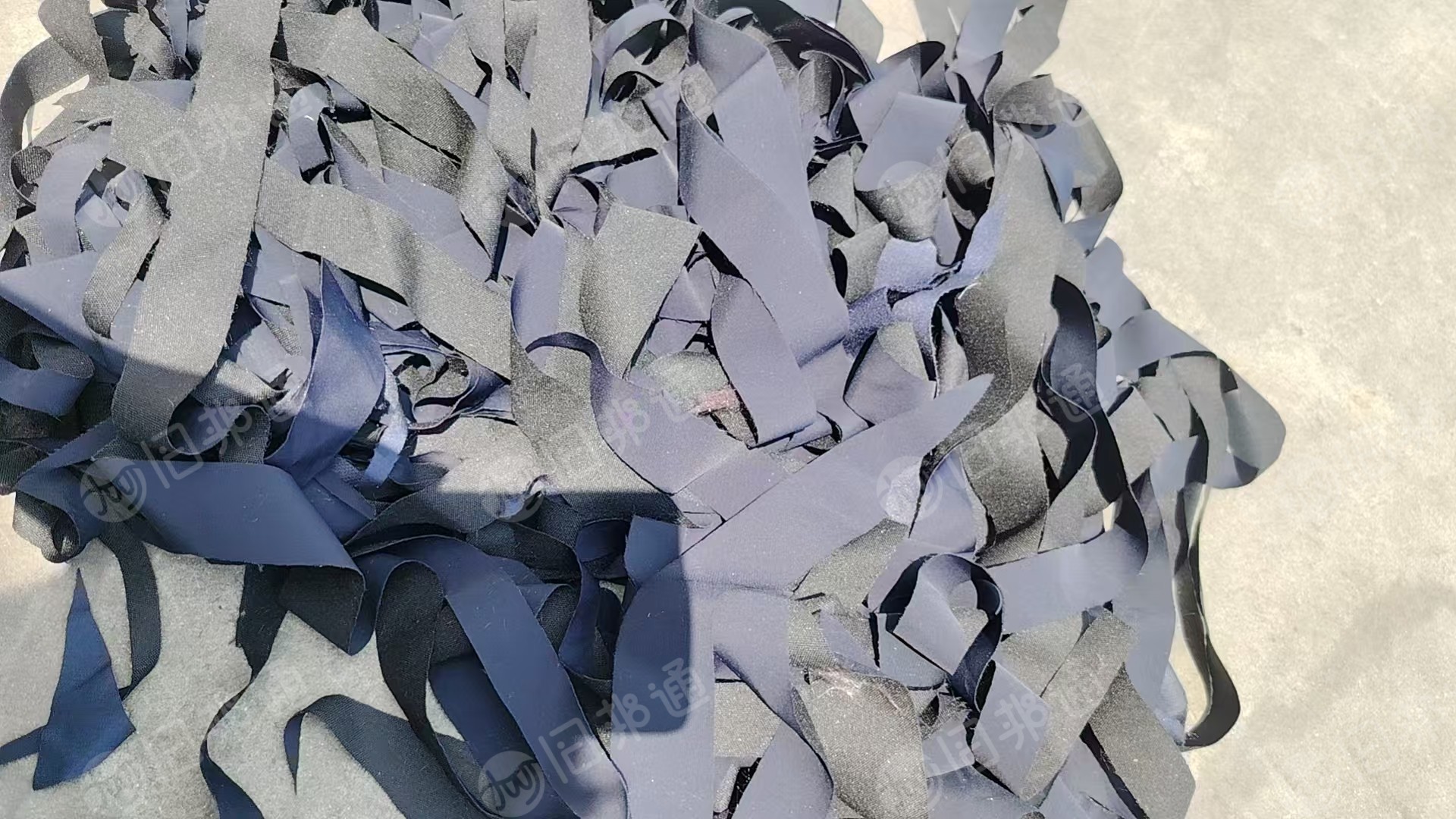 长期出售服装厂下来的半白烟尼龙废布，涤锦废布，现货60吨，货在江苏苏州