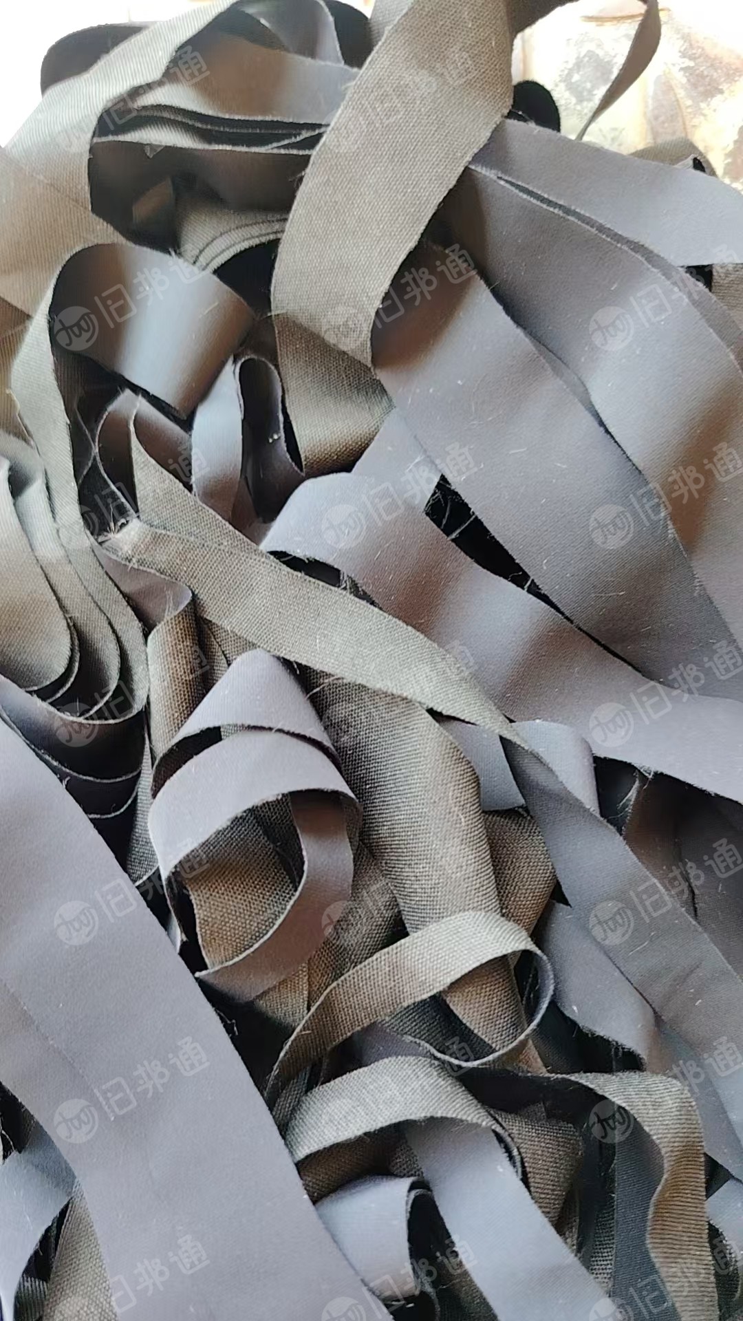 长期出售服装厂下来的半白烟尼龙废布，涤锦废布，现货60吨，货在江苏苏州