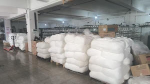 出售一批牛奶丝单面坯布，150-160g门幅1.6-1.8m，布面完好整卷，现货15吨，在浙江绍兴
