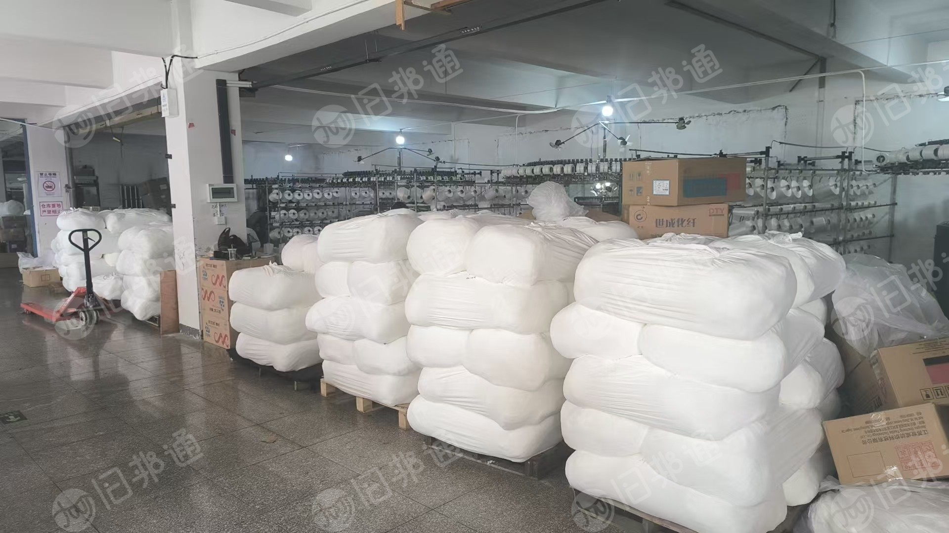 出售一批牛奶丝单面坯布，150-160g门幅1.6-1.8m，布面完好整卷，现货15吨，在浙江绍兴