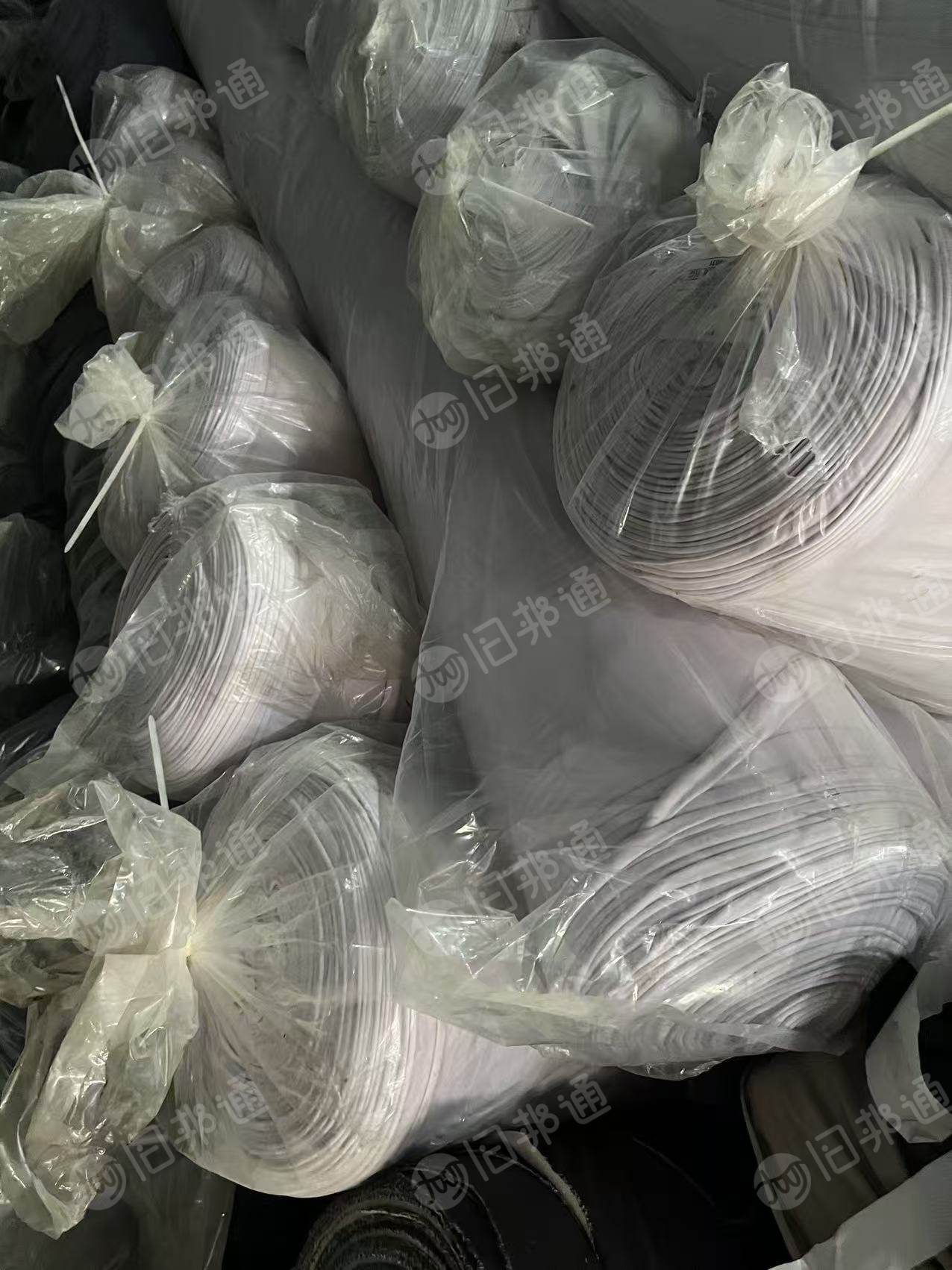 出售一批牛奶丝库存布，藏青色，浅紫色，门幅175克重165，两种颜色各一缸，在浙江绍兴