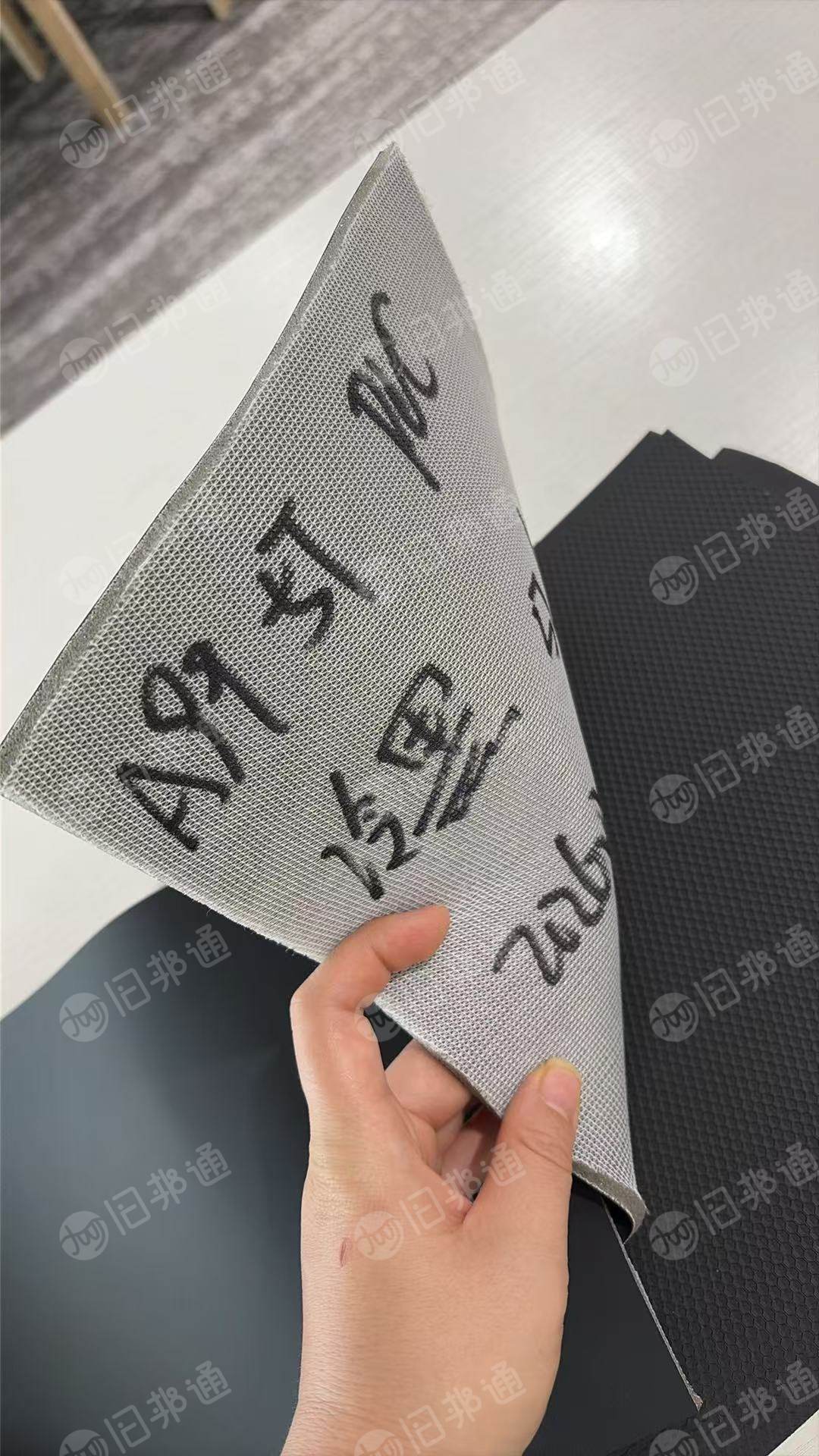 出售汽车厂下来的pvc皮革，牛皮卷材，织物，现货十吨多