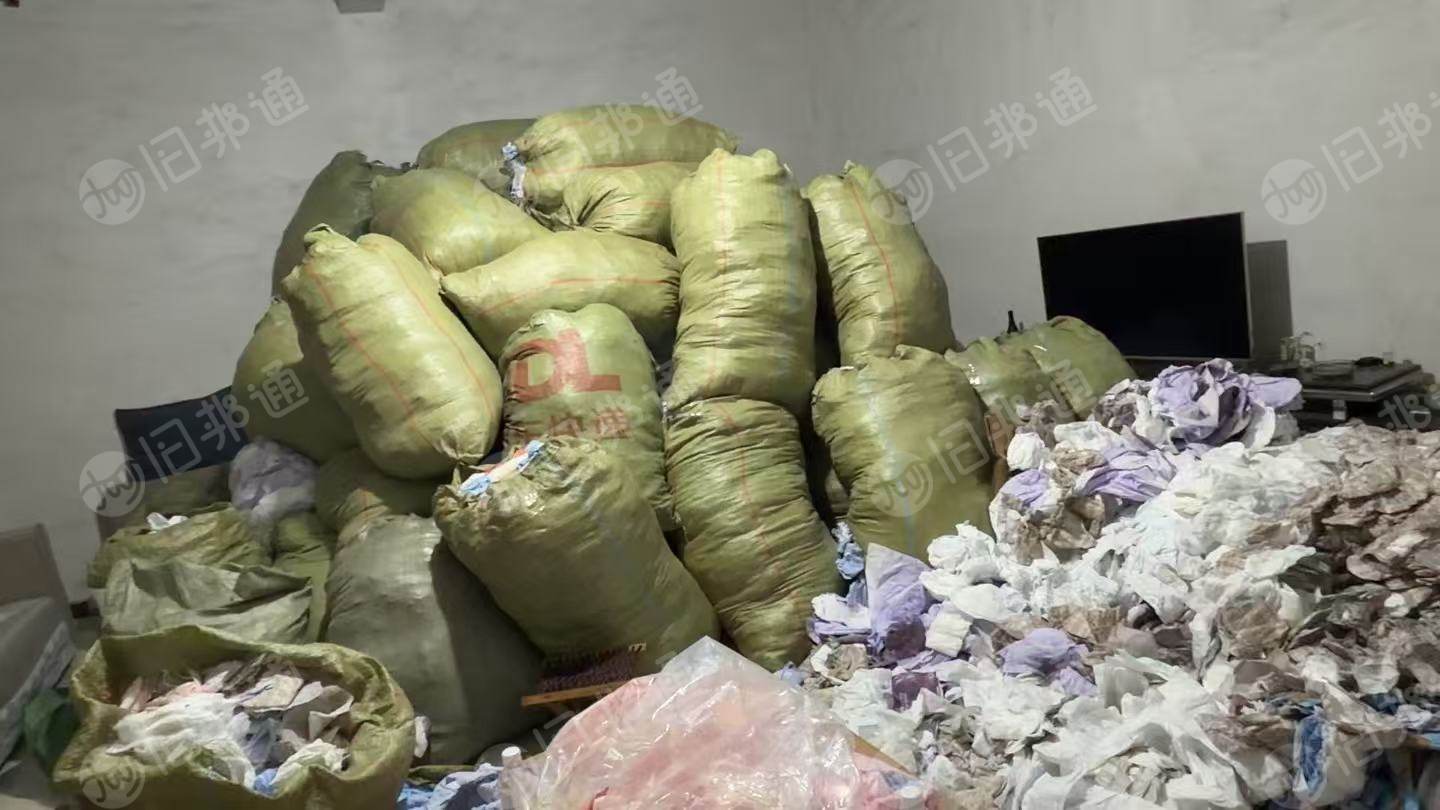 现货处理一批库存纸尿裤，杂色的，全新的，现货3吨多，货在山东临沂