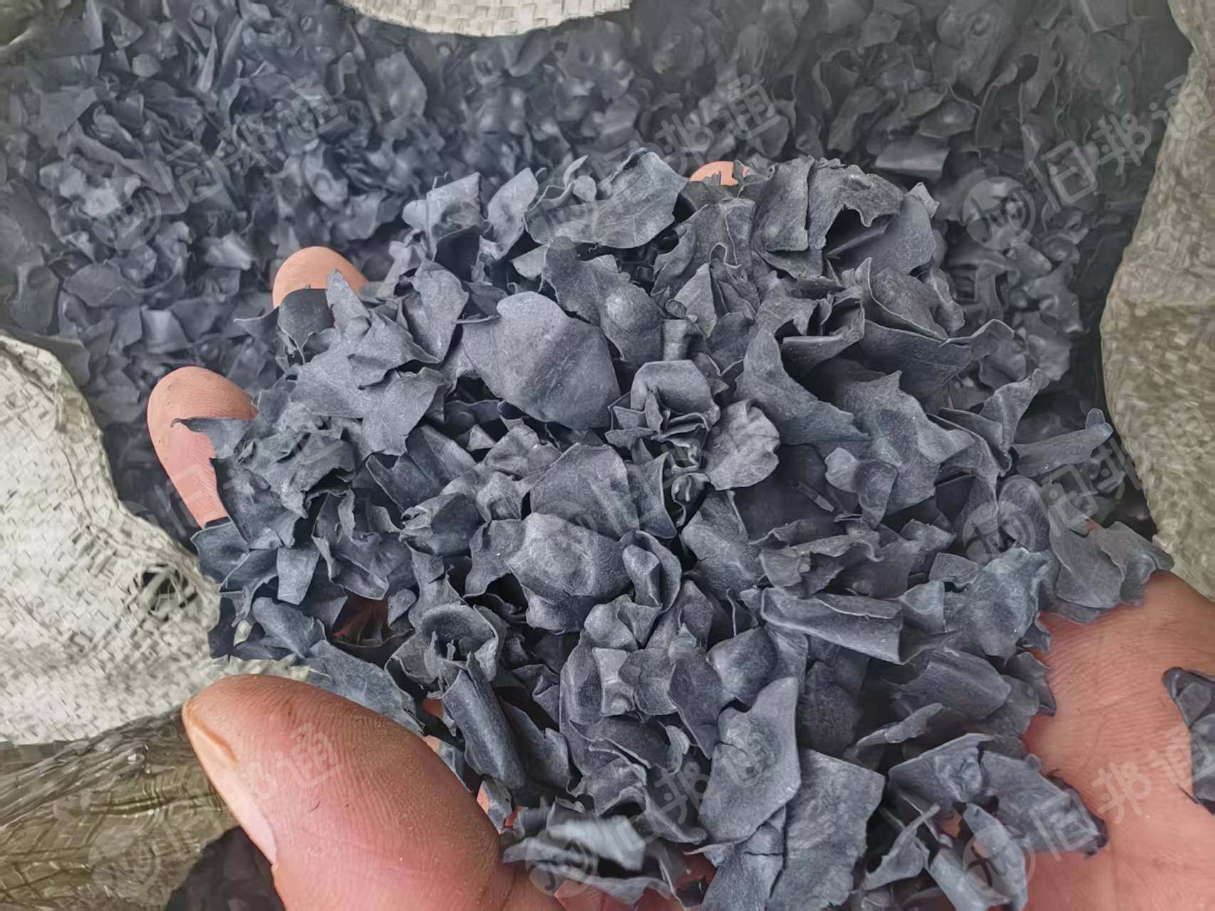 长期求购PVC冷水塔破碎料，含钙在5%左右，不含钙，白，黄，绿，黑均都可以，月需求大，磨粉用