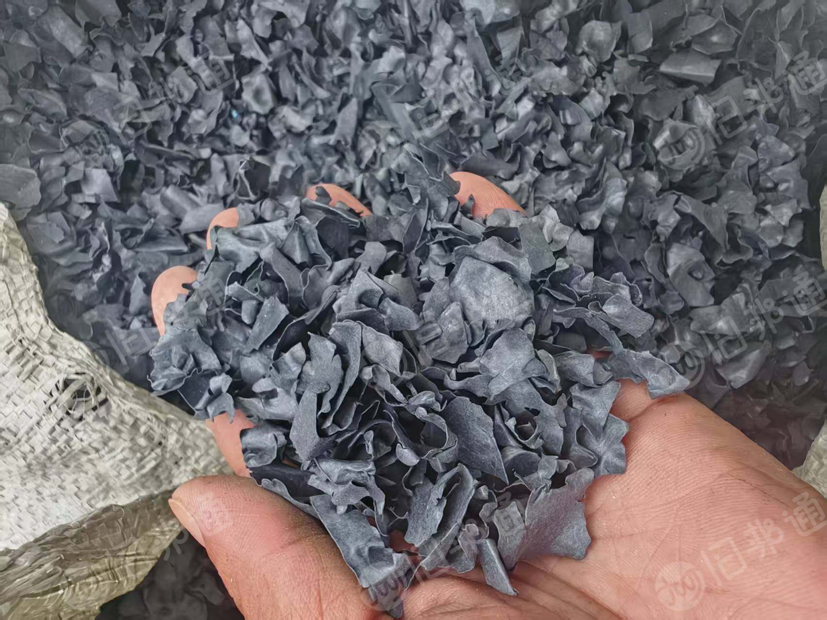 长期求购PVC冷水塔破碎料，含钙在5%左右，不含钙，白，黄，绿，黑均都可以，月需求大，磨粉用