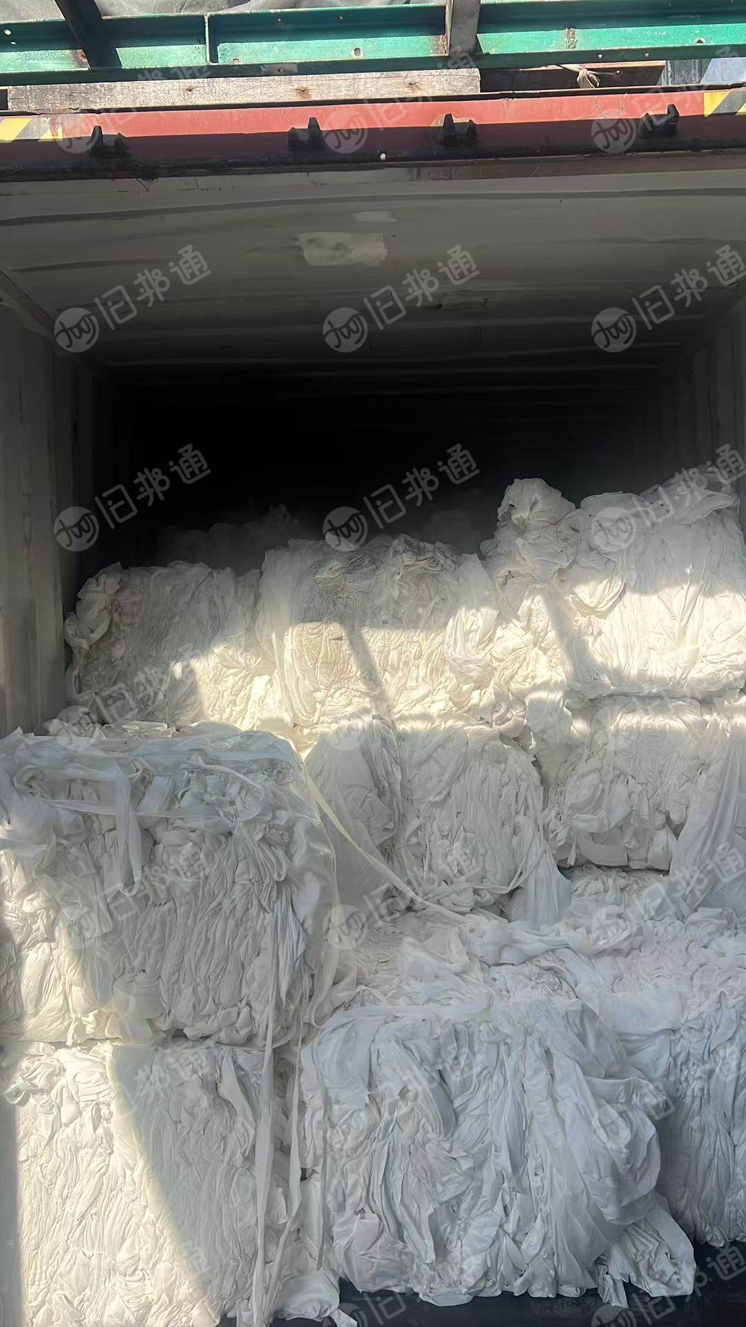 长期出售水刺布厂下来的涤纶木浆无纺布，涤纶无浆无纺布大块布，涤30，木浆70，现货13米一车