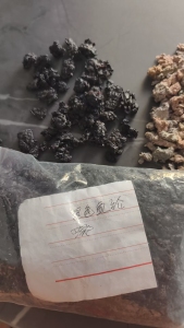 出售黑色氨纶泡料和浅色氨纶废料，有点硬度，可以做管类的