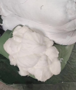 长期出售织布厂下来的白色涤纶废丝，涤纶干丝，月供15吨左右，货在广东东莞