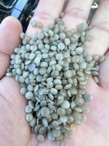 长期出售高压黏膜颗粒，现货有2个柜，货在山东青岛