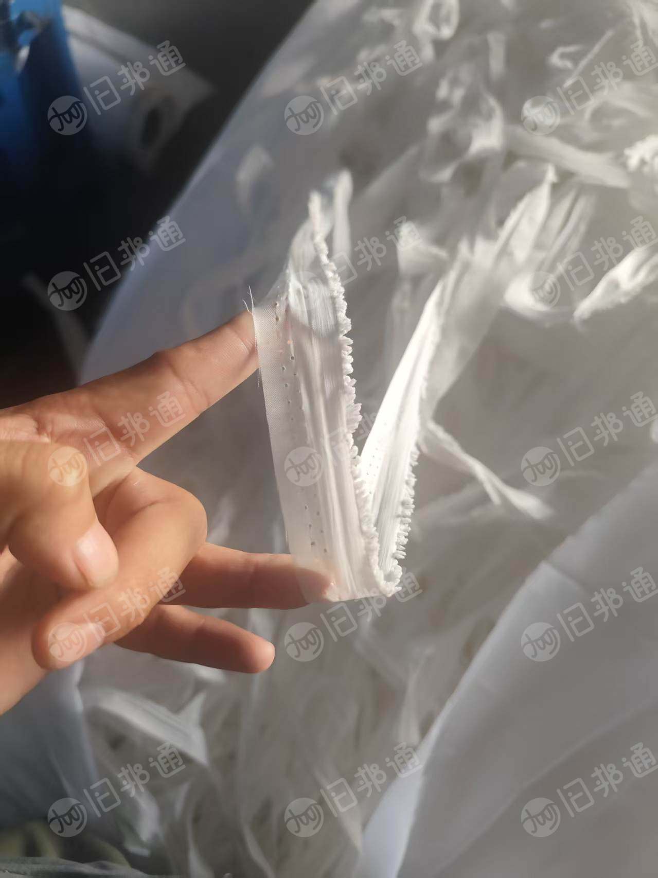 长期出售切边厂下来的涤纶布条,涤纶开花料,都是带浆的,现货30吨,货在江苏苏州