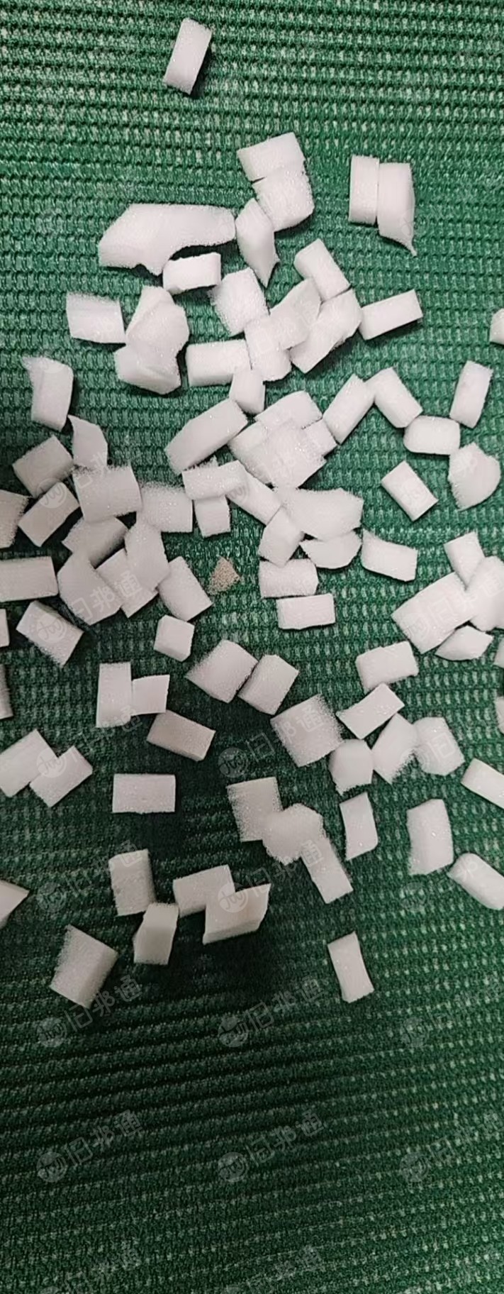 长期出售海绵颗粒，出口压缩沙发厂边角料做的，密度30，可做沙发靠背，腰包，懒人沙发，月供200吨