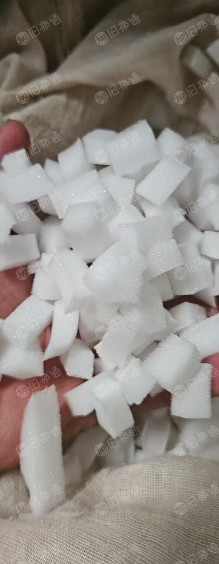长期出售海绵颗粒，出口压缩沙发厂边角料做的，密度30，可做沙发靠背，腰包，懒人沙发，月供200吨