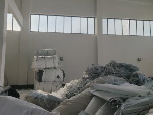 长期出售针刺浸胶无纺布，分拣好有涤纶和涤纶热轧，无纺布厂下来的，月供50吨左右，货在辽宁盘锦