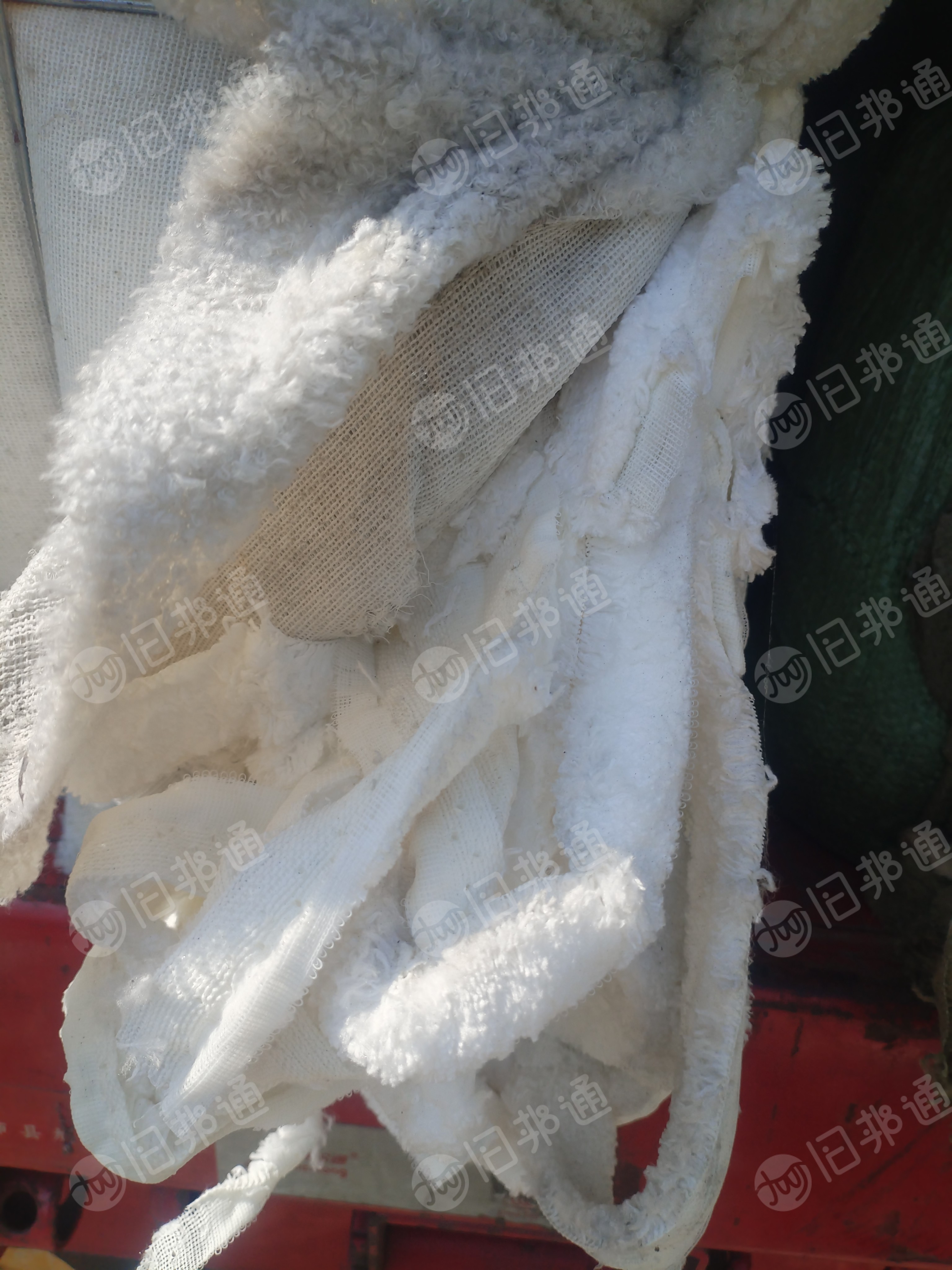 长期出售毛毯边角料，腈纶复合涤纶废布，开花料，毛毛是腈纶的，底部是涤纶，月供40吨