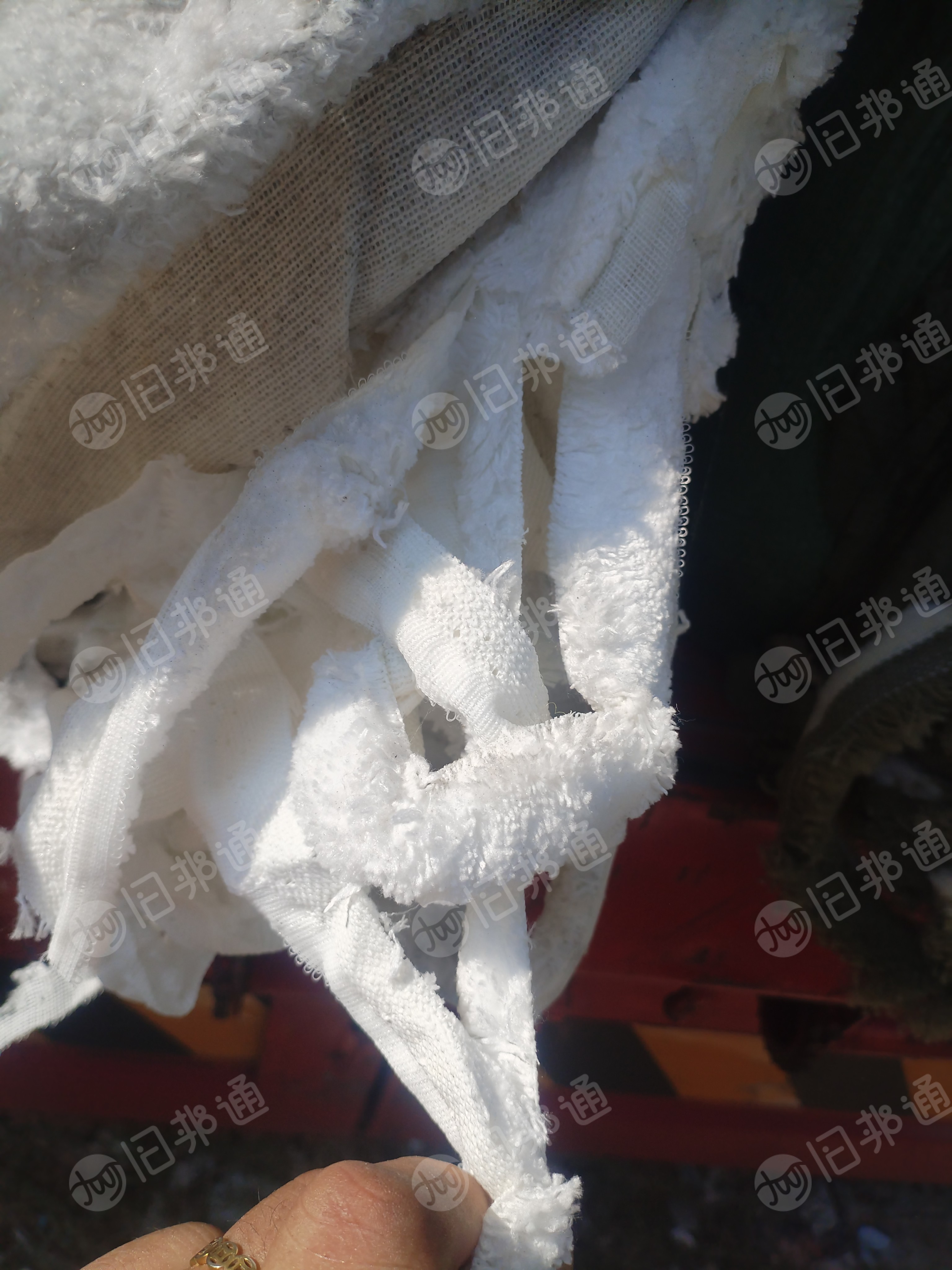 长期出售毛毯边角料，腈纶复合涤纶废布，开花料，毛毛是腈纶的，底部是涤纶，月供40吨