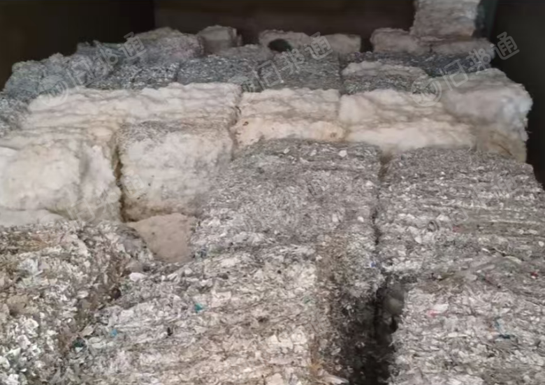 出售水洗牛奶盒铝箔废料，每月200吨左右